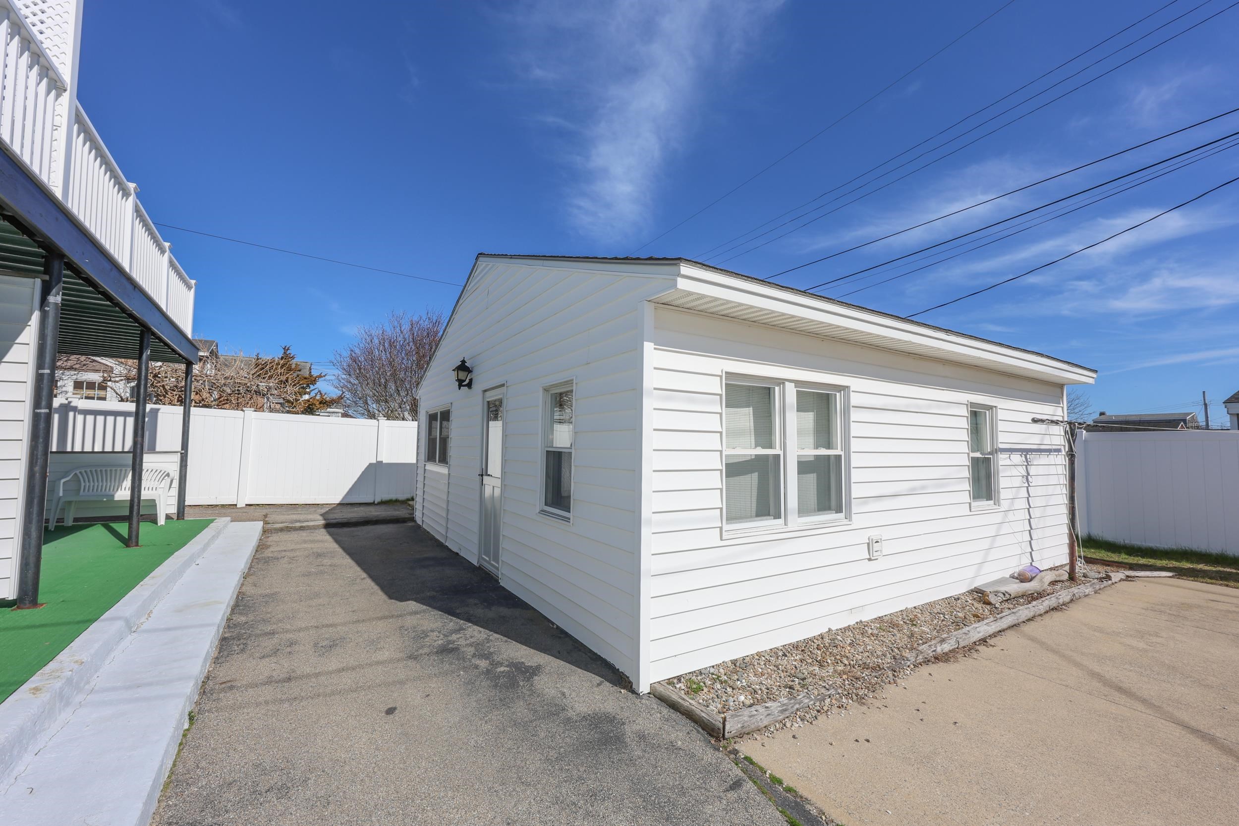 8 Nashua St, Seabrook, NH 03874