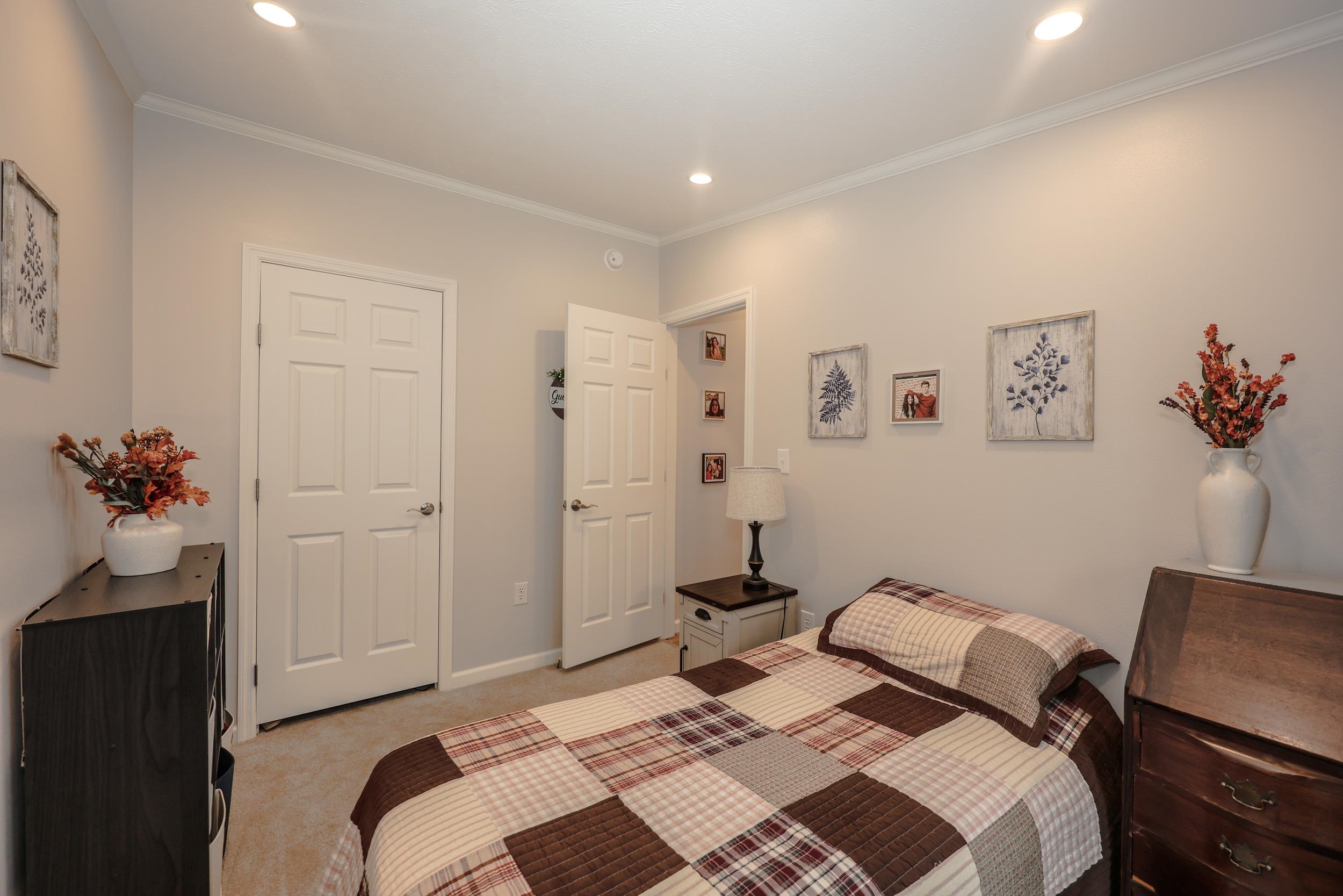 11 Hagop Rd, Salem, NH 03073