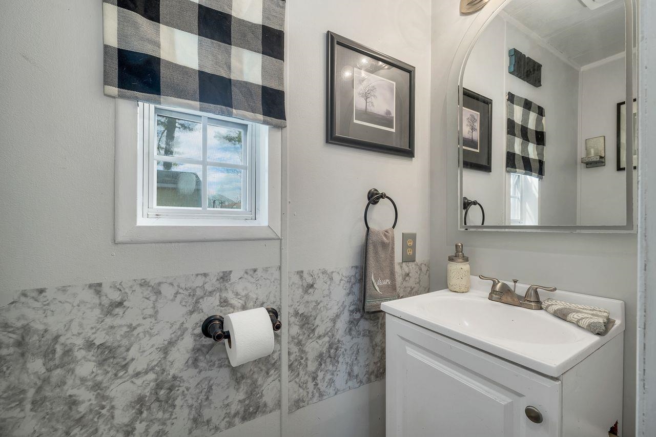 7 N Dewberry Ln, Rochester, NH 03867