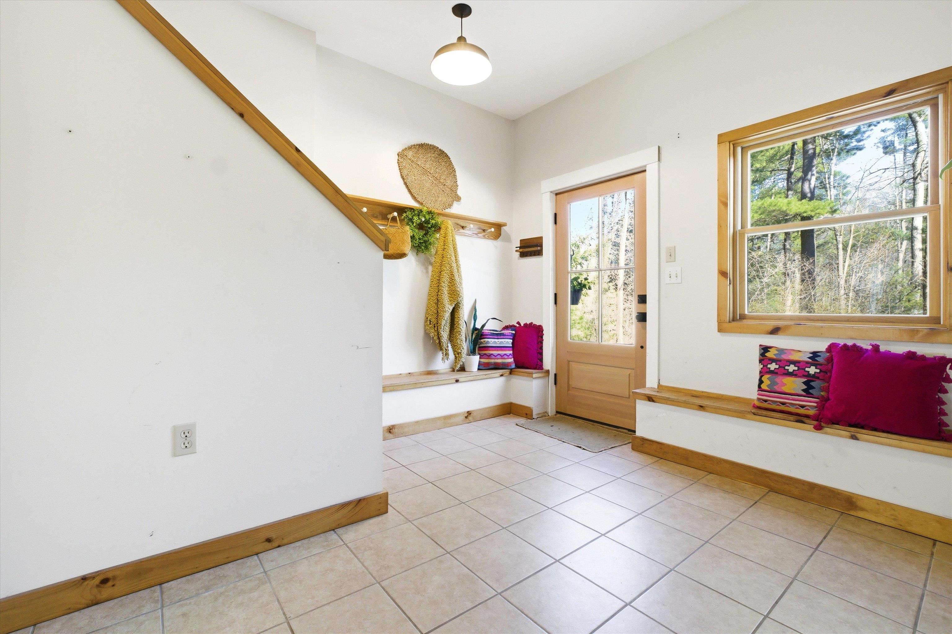 1 Deer Crossing Cir, Londonderry, NH 03053