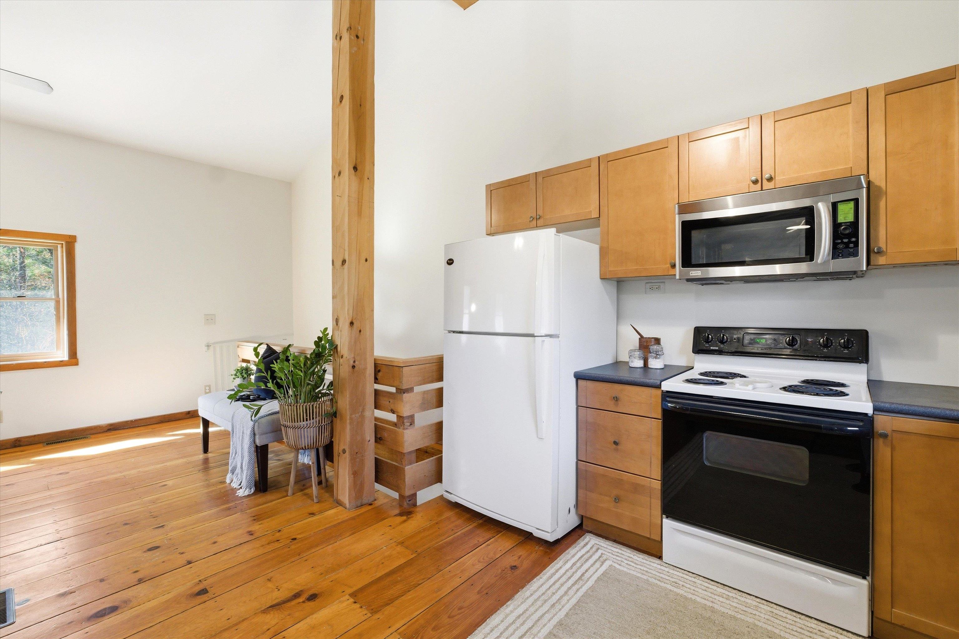 1 Deer Crossing Cir, Londonderry, NH 03053