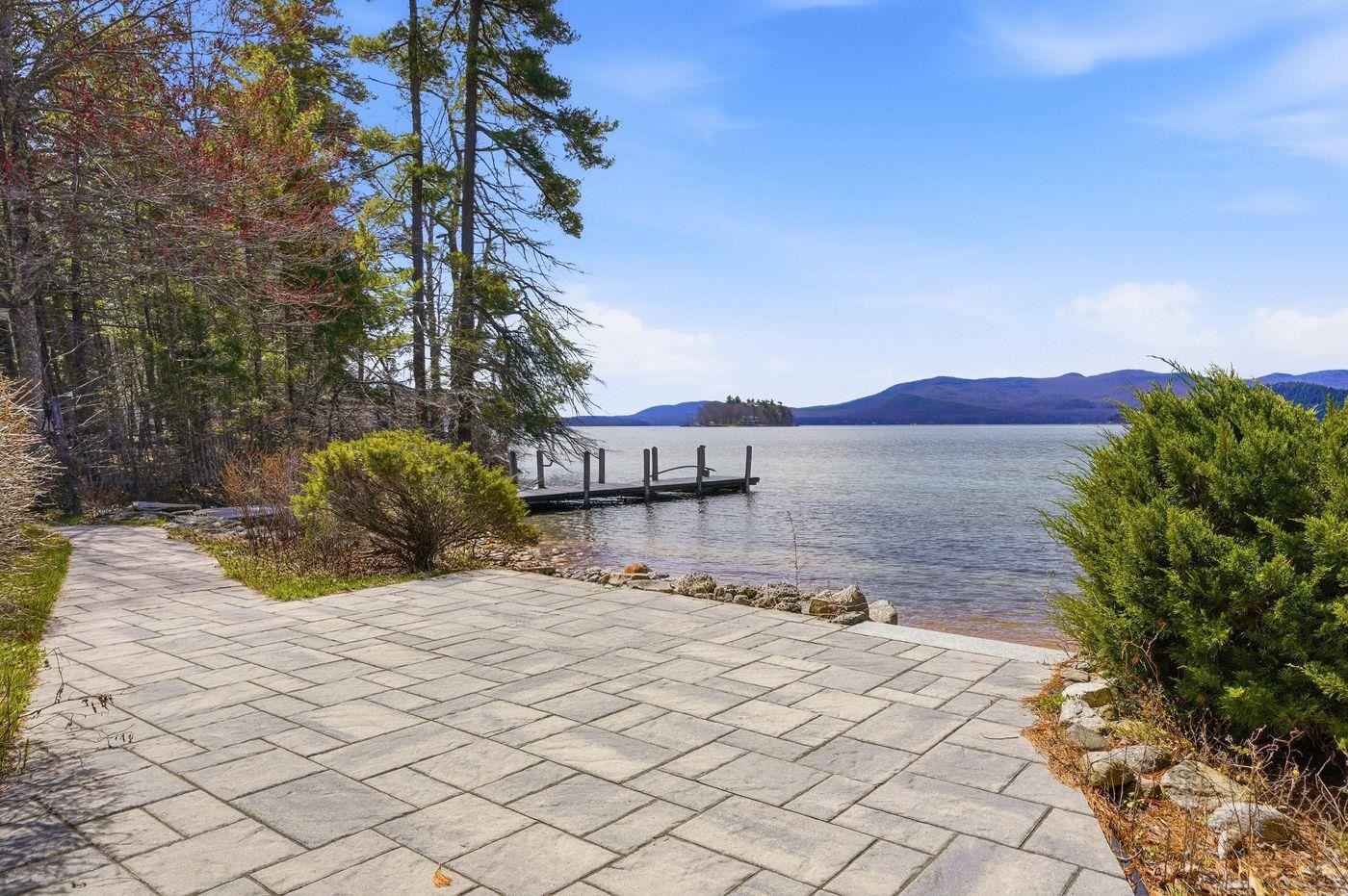 35 Rocky Shore Rd, Wolfeboro, NH 03894