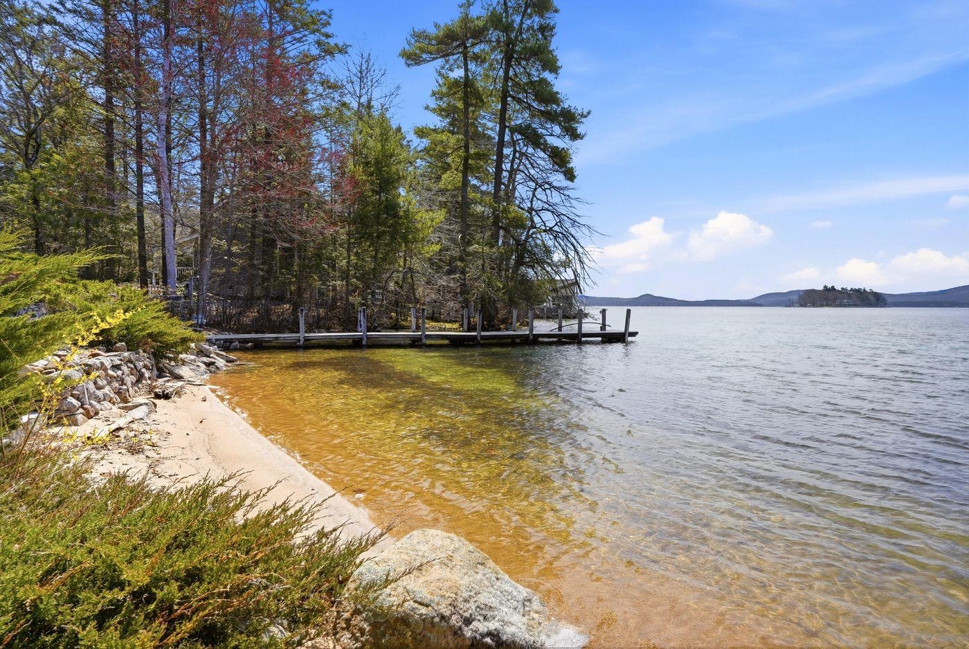 35 Rocky Shore Rd, Wolfeboro, NH 03894