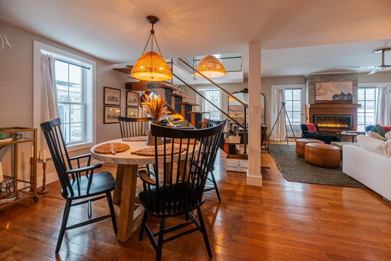Alternate dining/sitting area