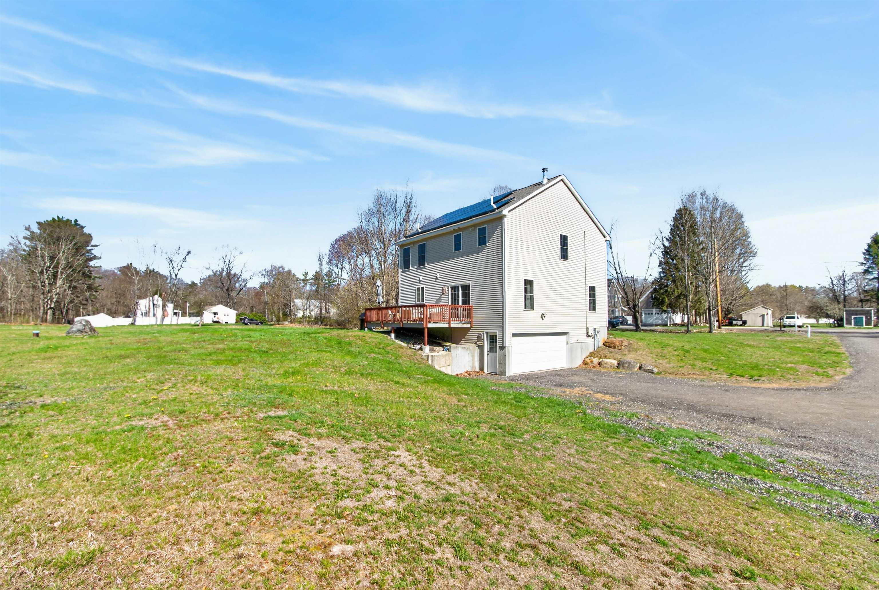 6 Pond St, Newton, NH 03858