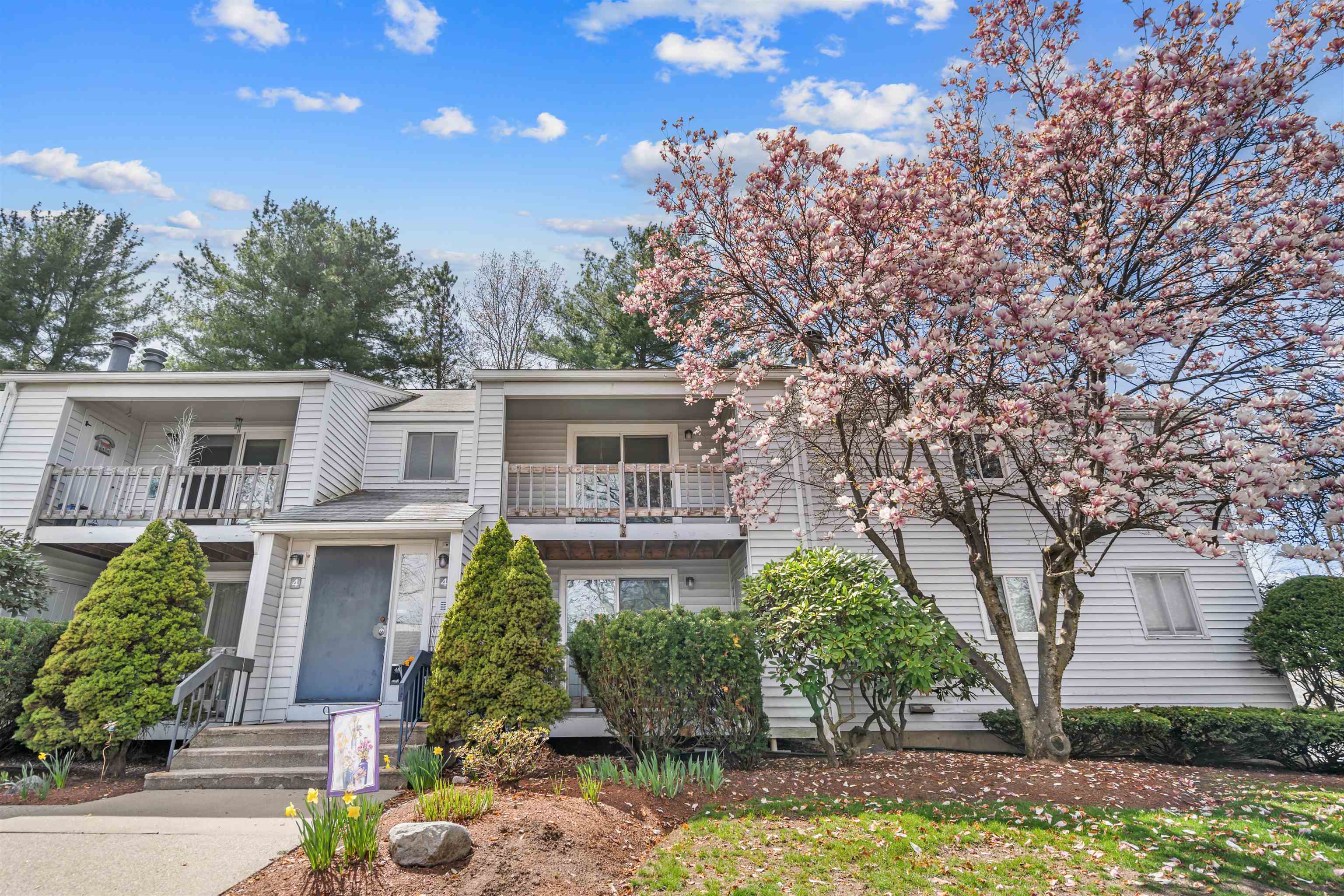 4 Ternbury Sq, Nashua, NH 03060