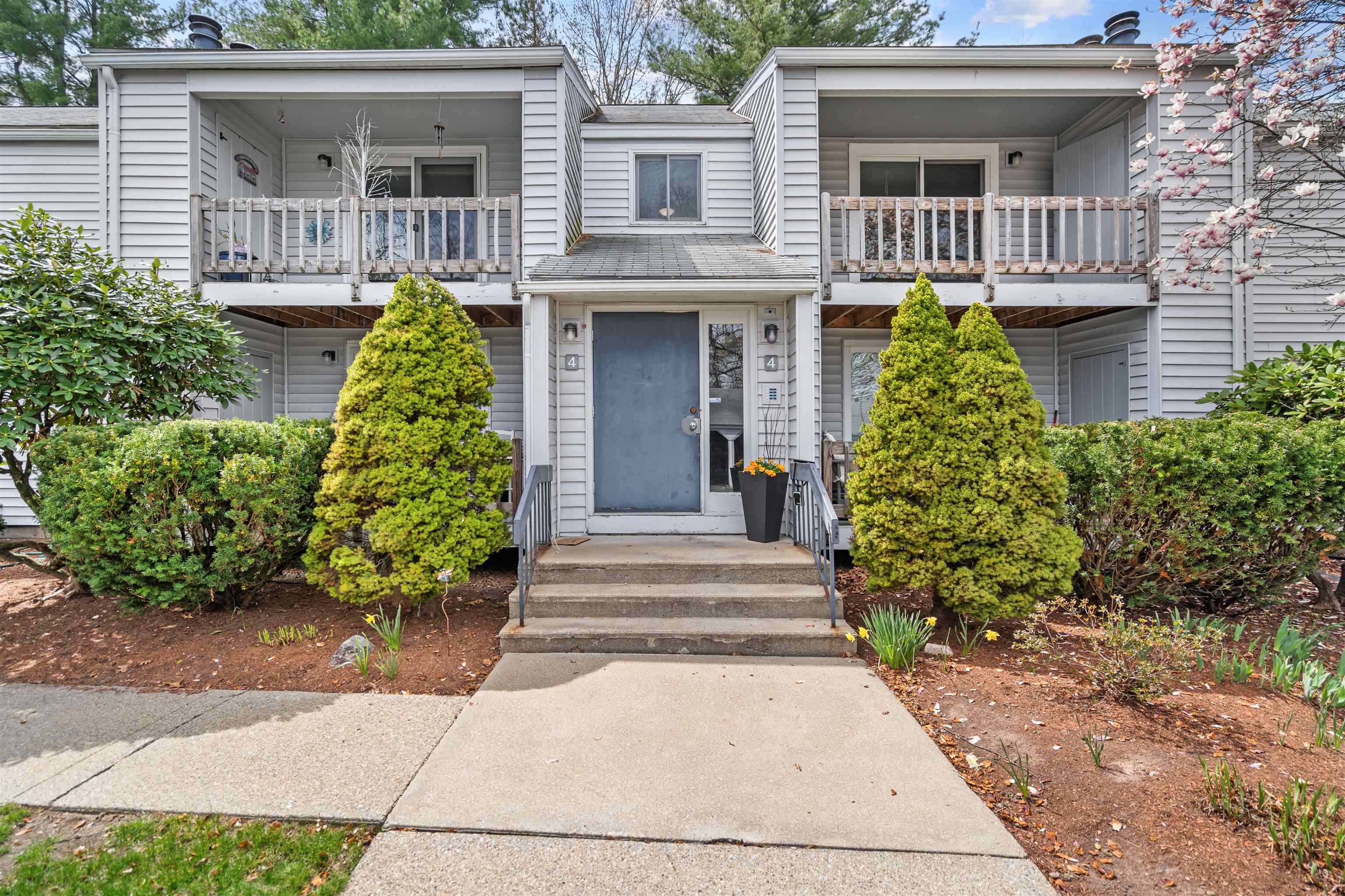 4 Ternbury Sq, Nashua, NH 03060