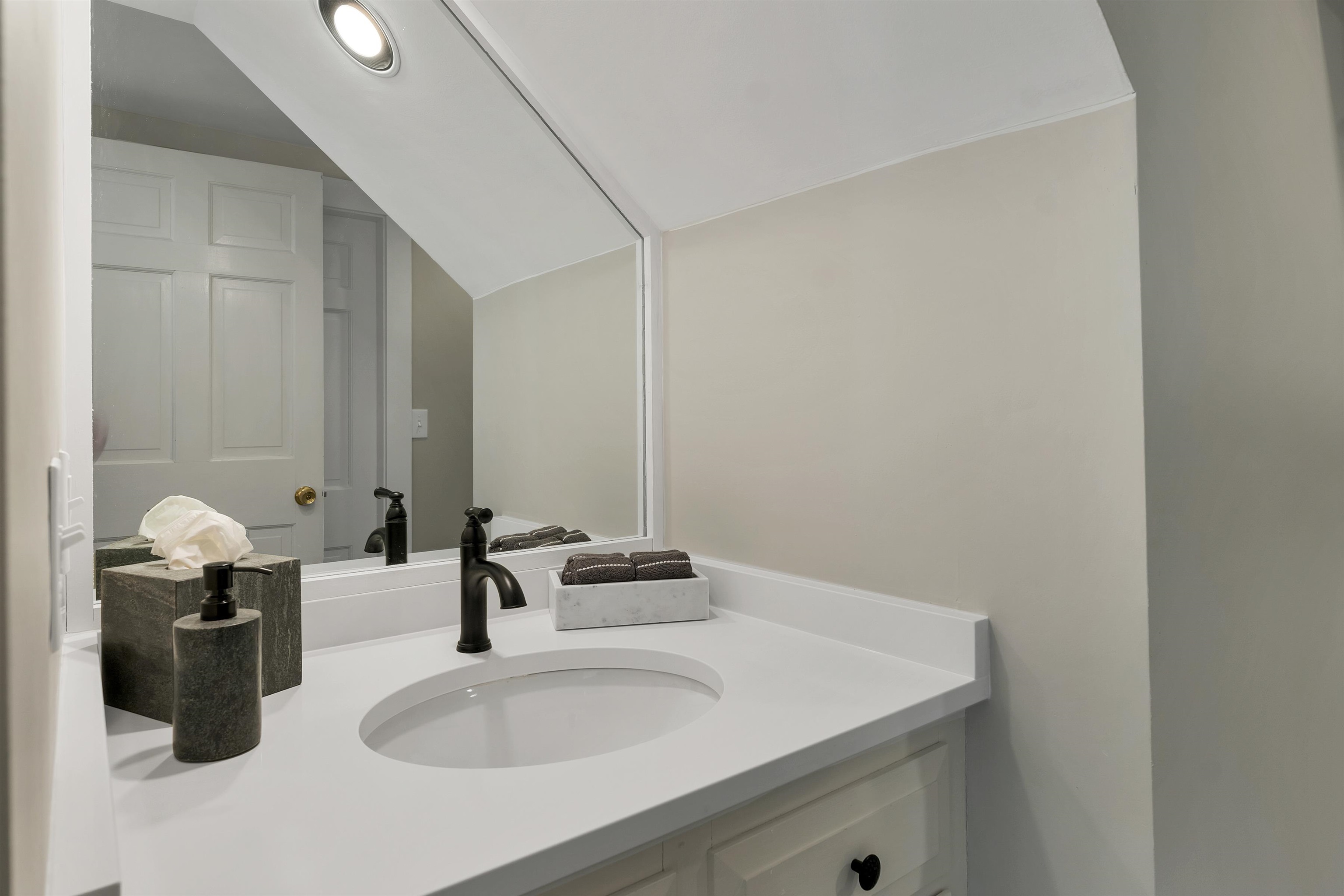 1 Farm House Ln, Wolfeboro, NH 03894