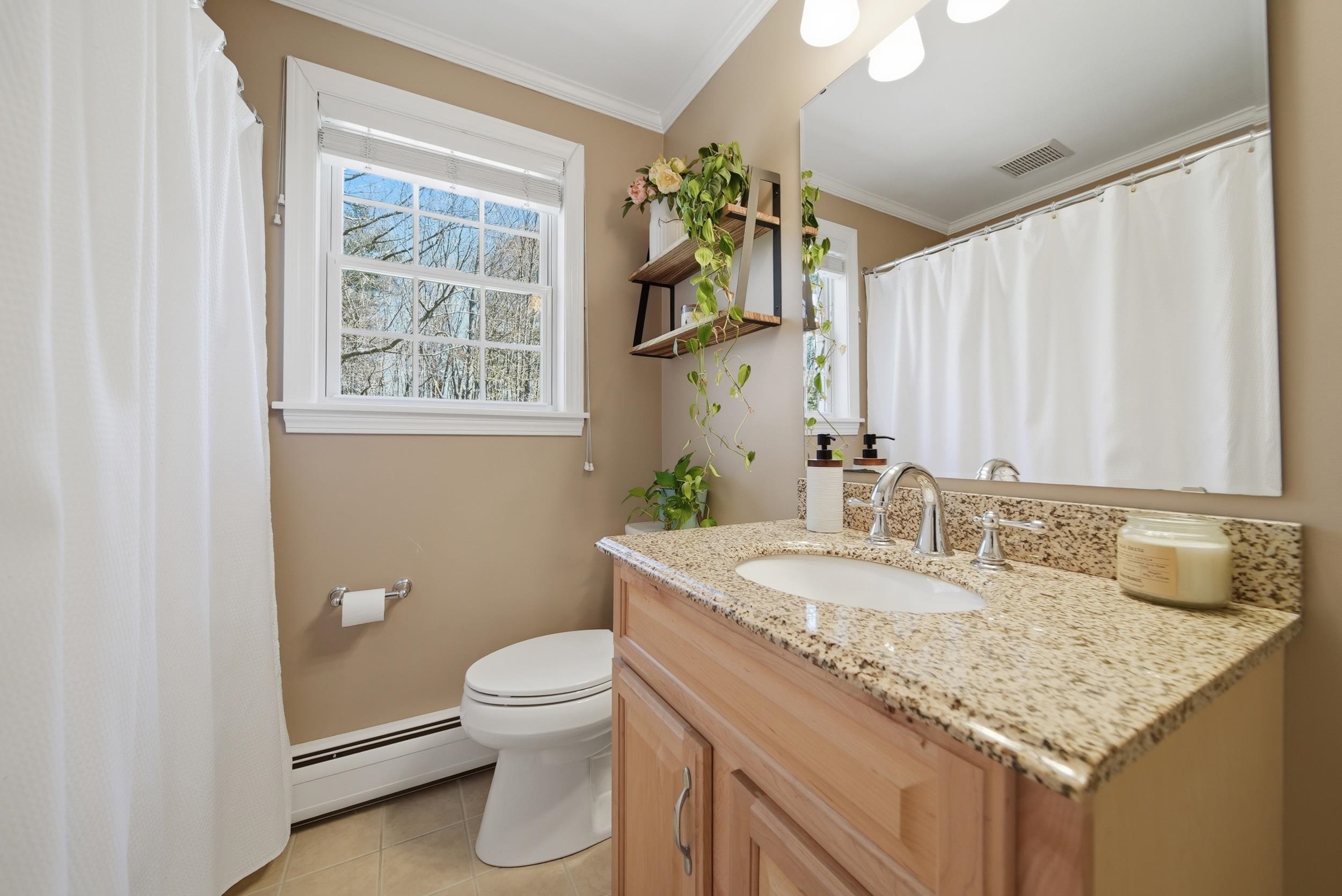 7 Vernon St, Hudson, NH 03051