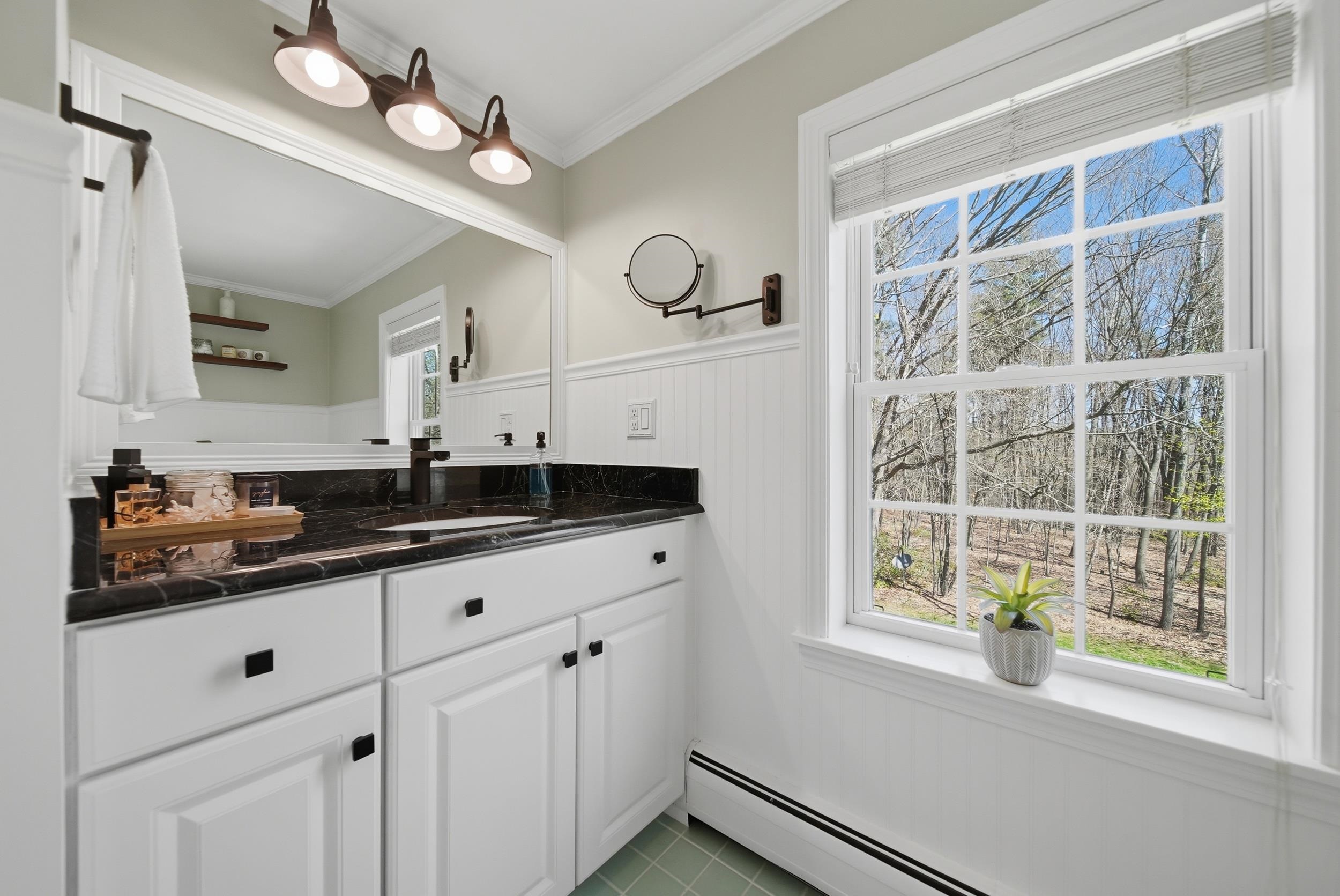 7 Vernon St, Hudson, NH 03051