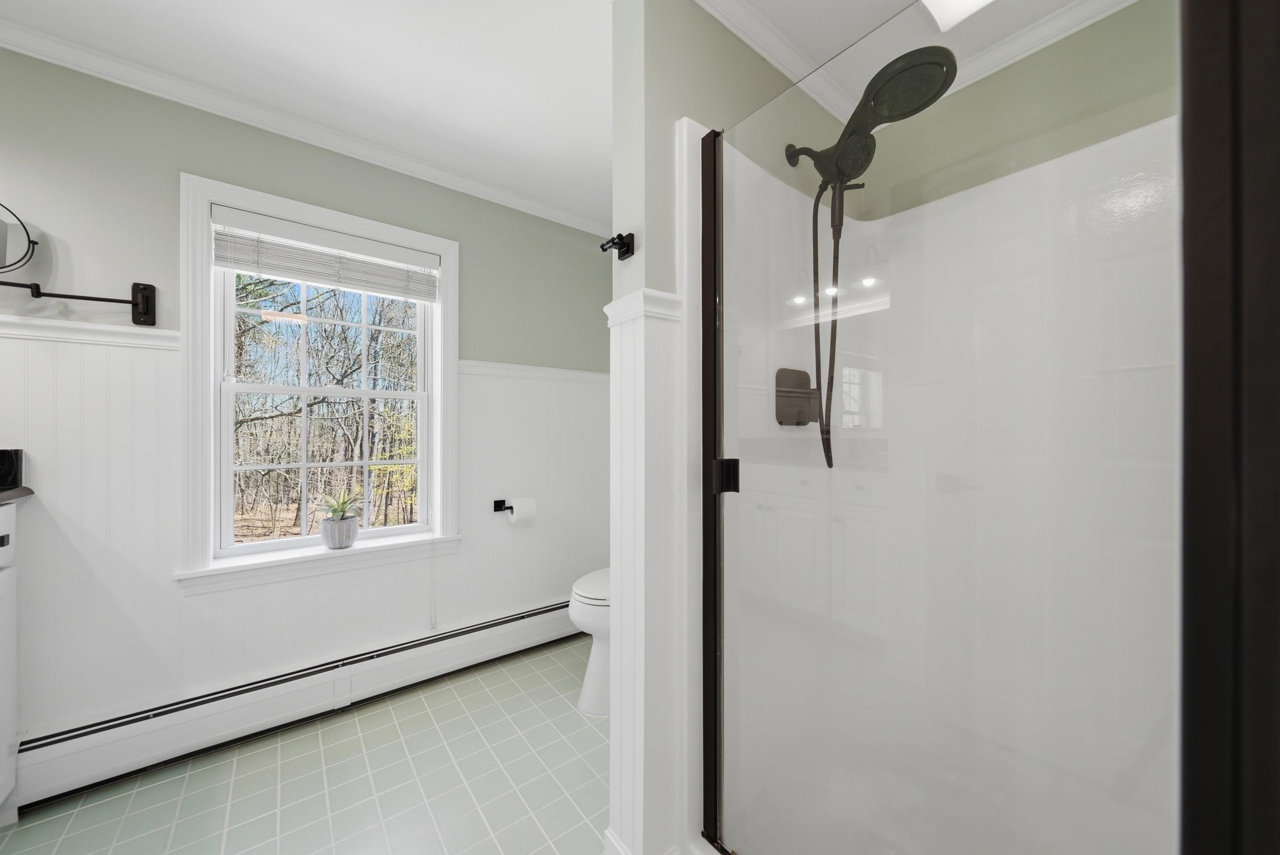 7 Vernon St, Hudson, NH 03051