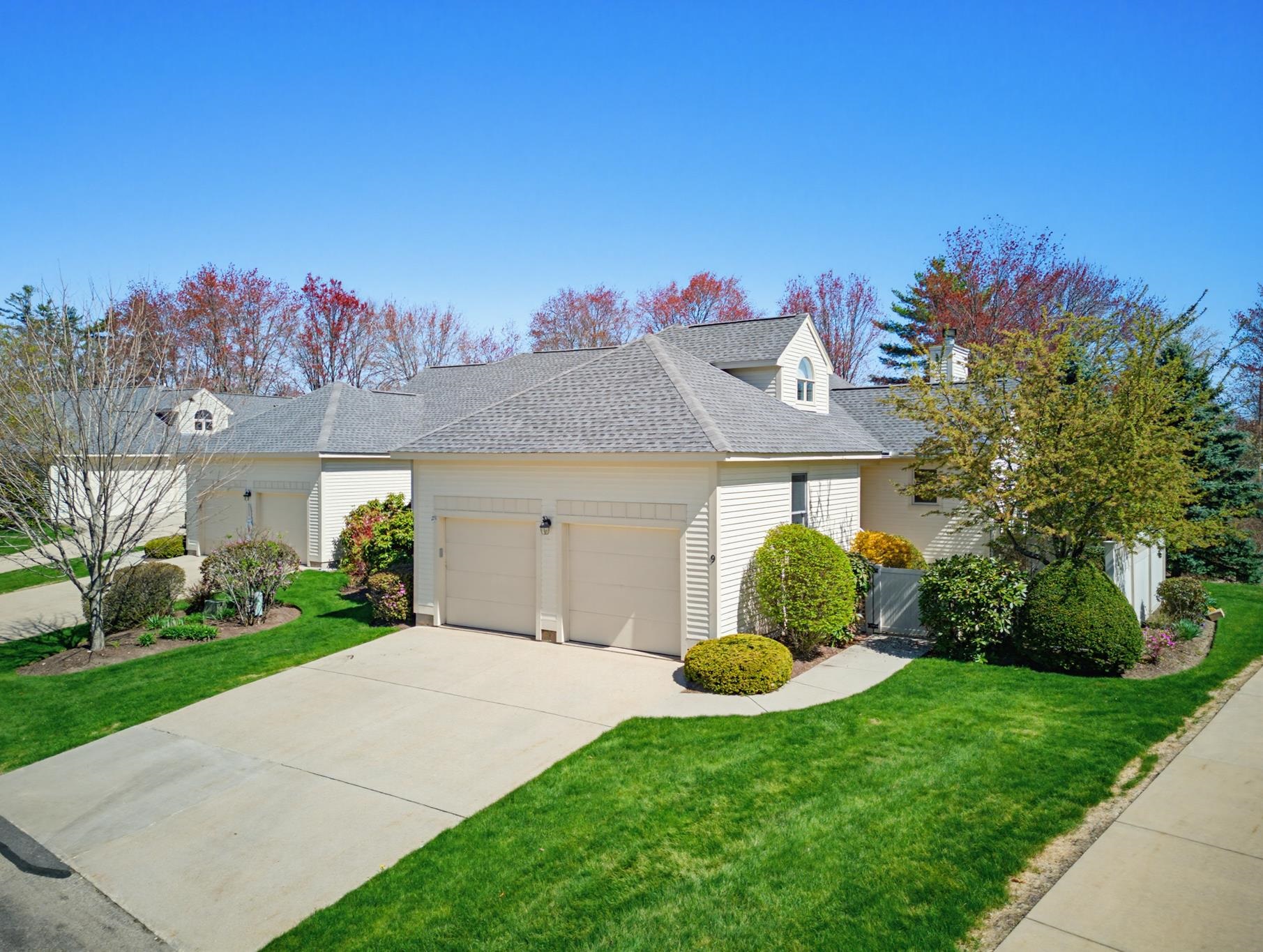 9 Pebble Beach Dr, Bedford, NH 03110