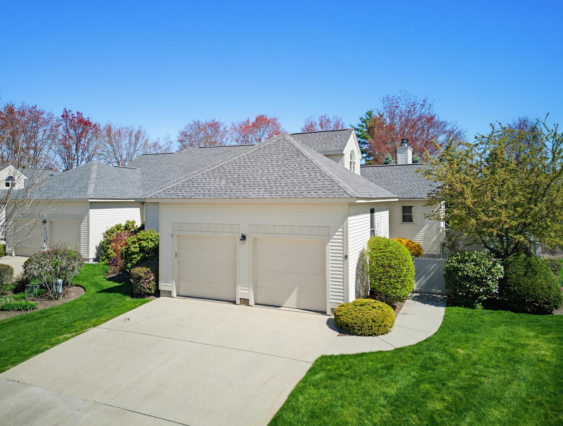 9 Pebble Beach Dr, Bedford, NH 03110