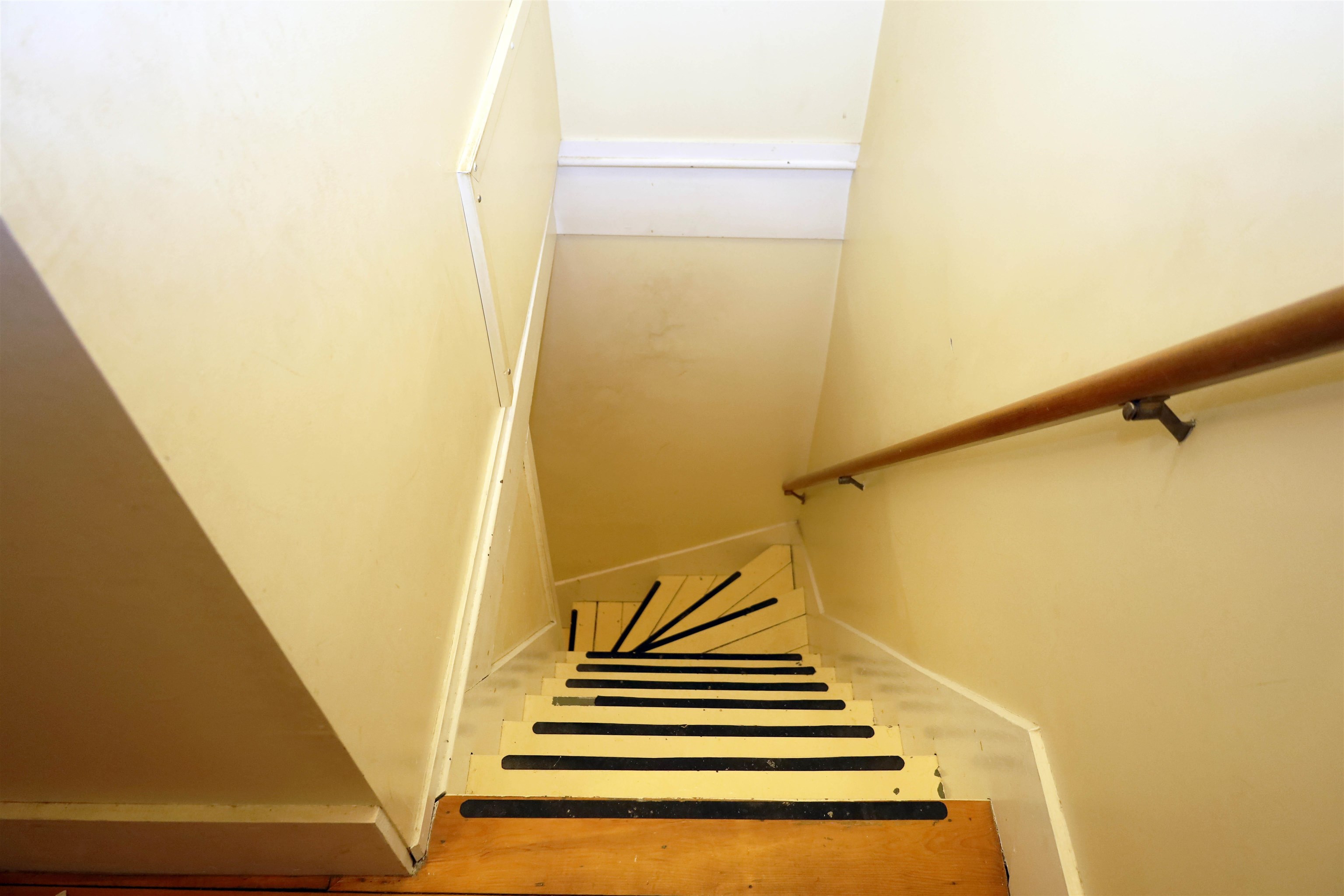 3rd floor stairway