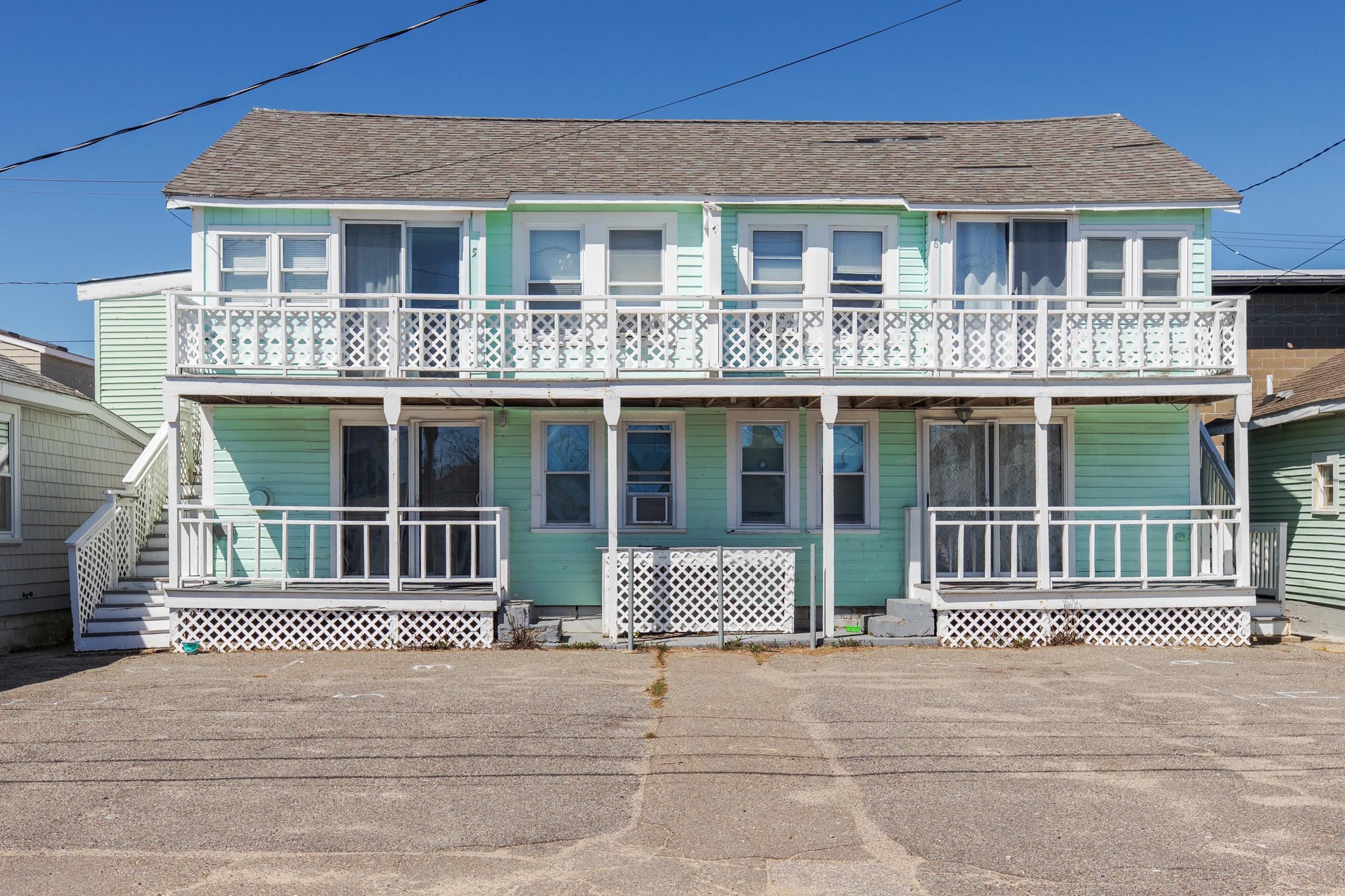 12 Manchester St, Hampton, NH 03842