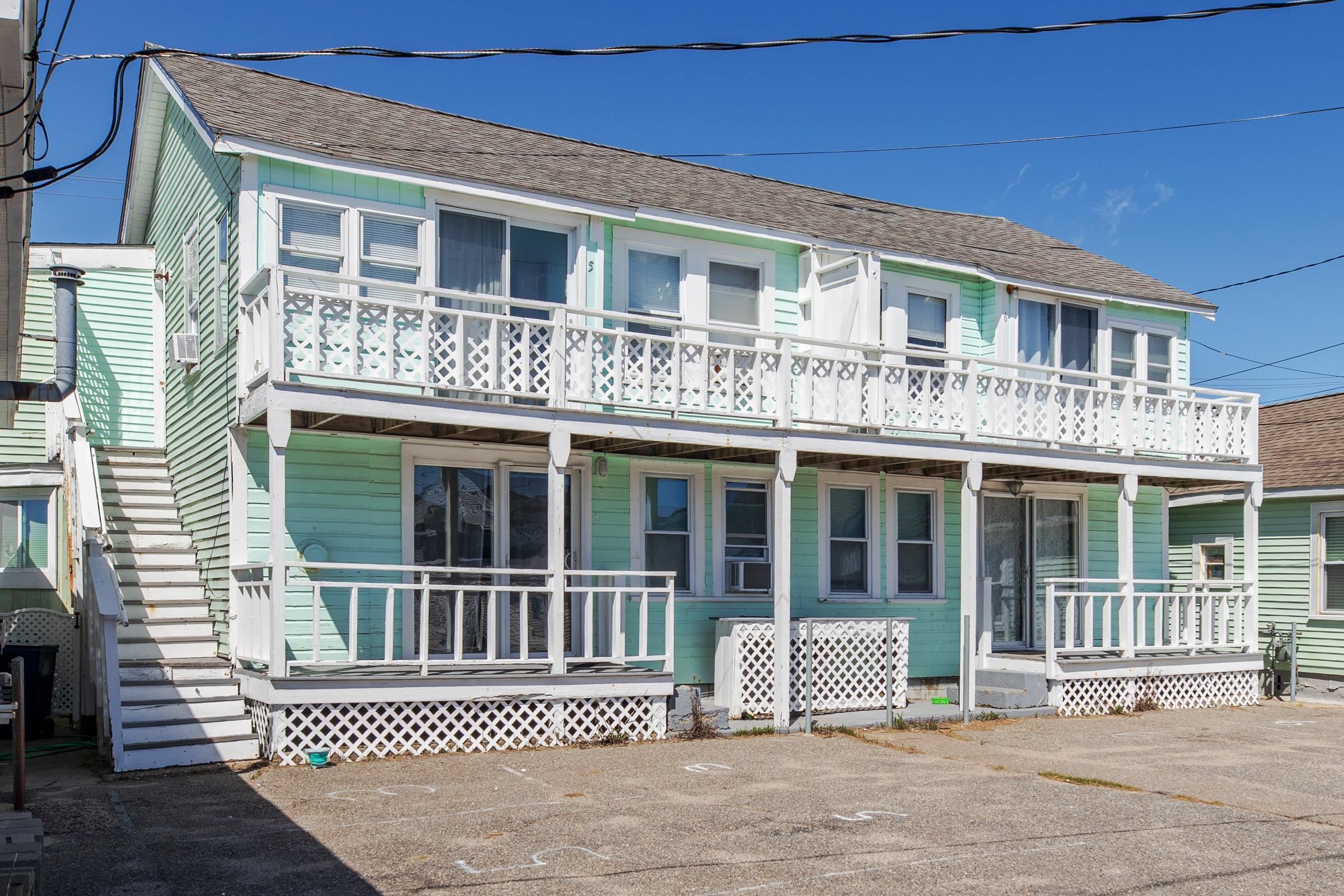 12 Manchester St, Hampton, NH 03842