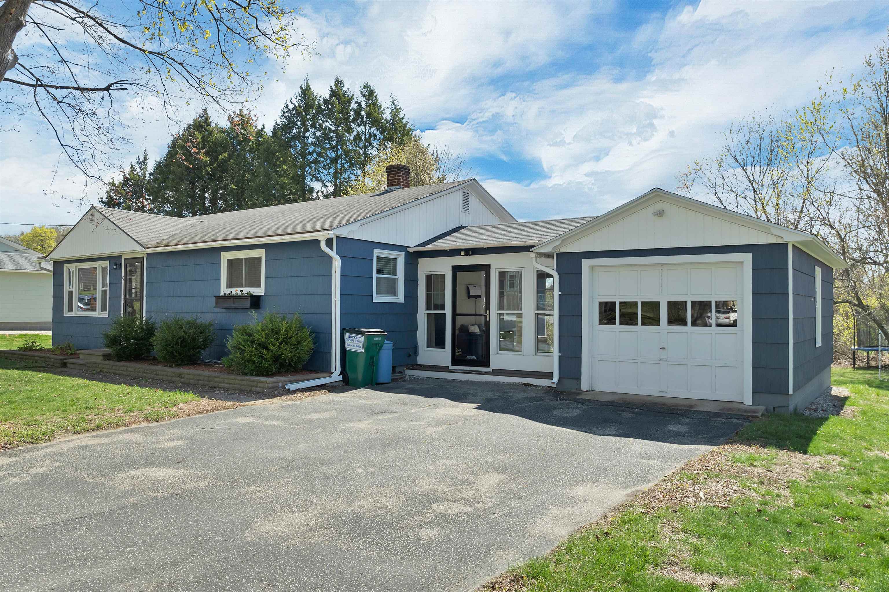 5 Pleasant St, Merrimack, NH 03054