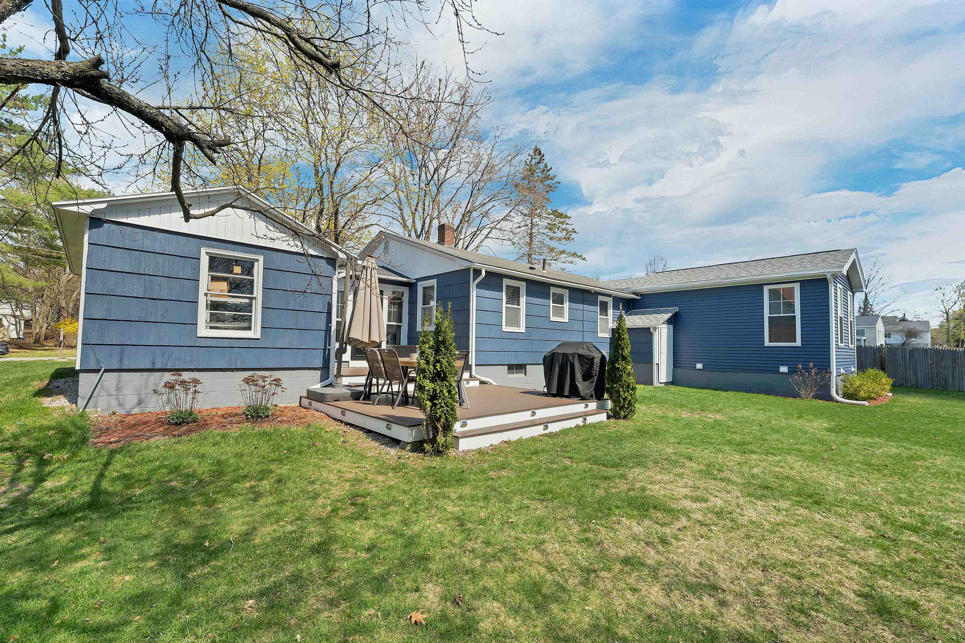 5 Pleasant St, Merrimack, NH 03054