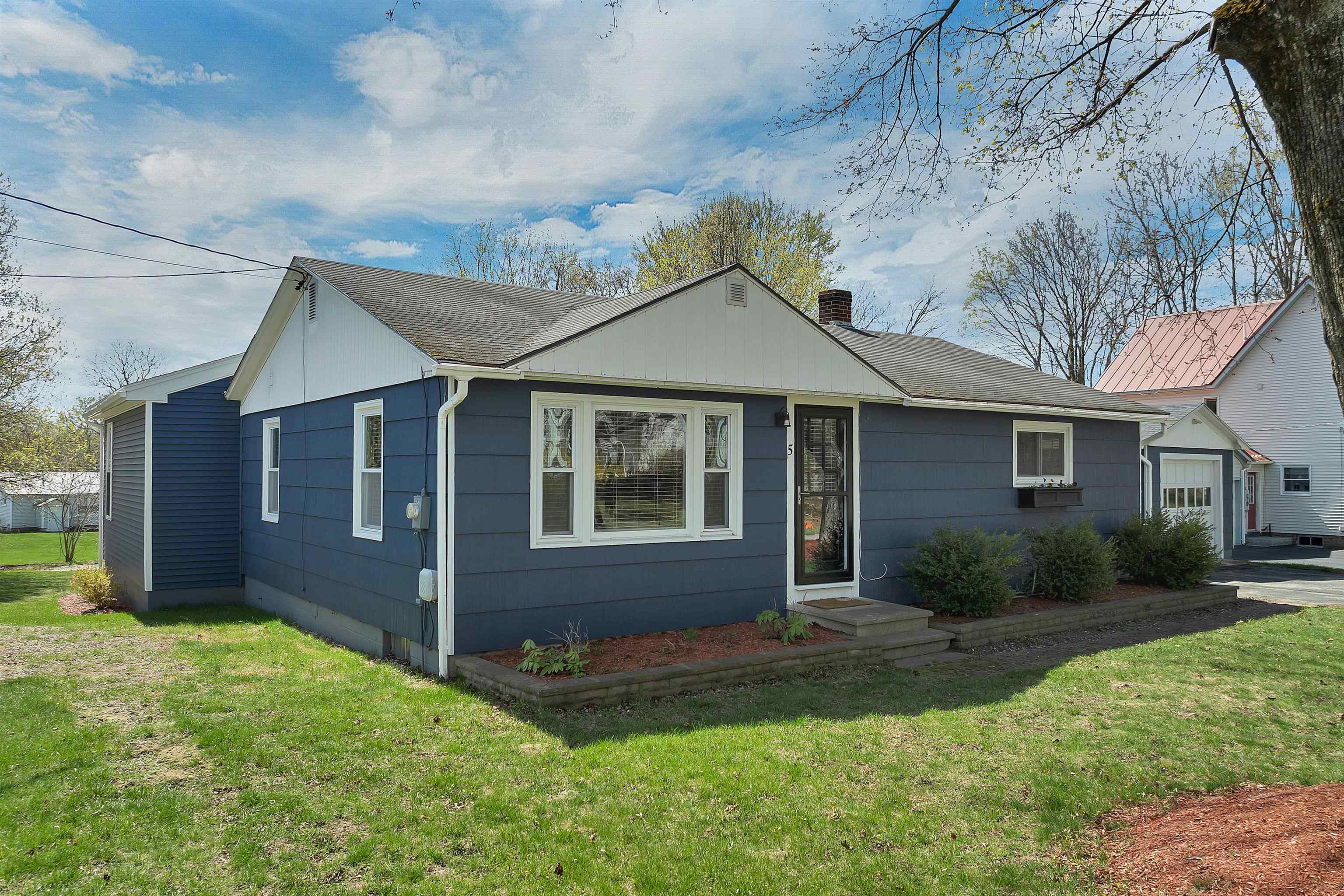 5 Pleasant St, Merrimack, NH 03054