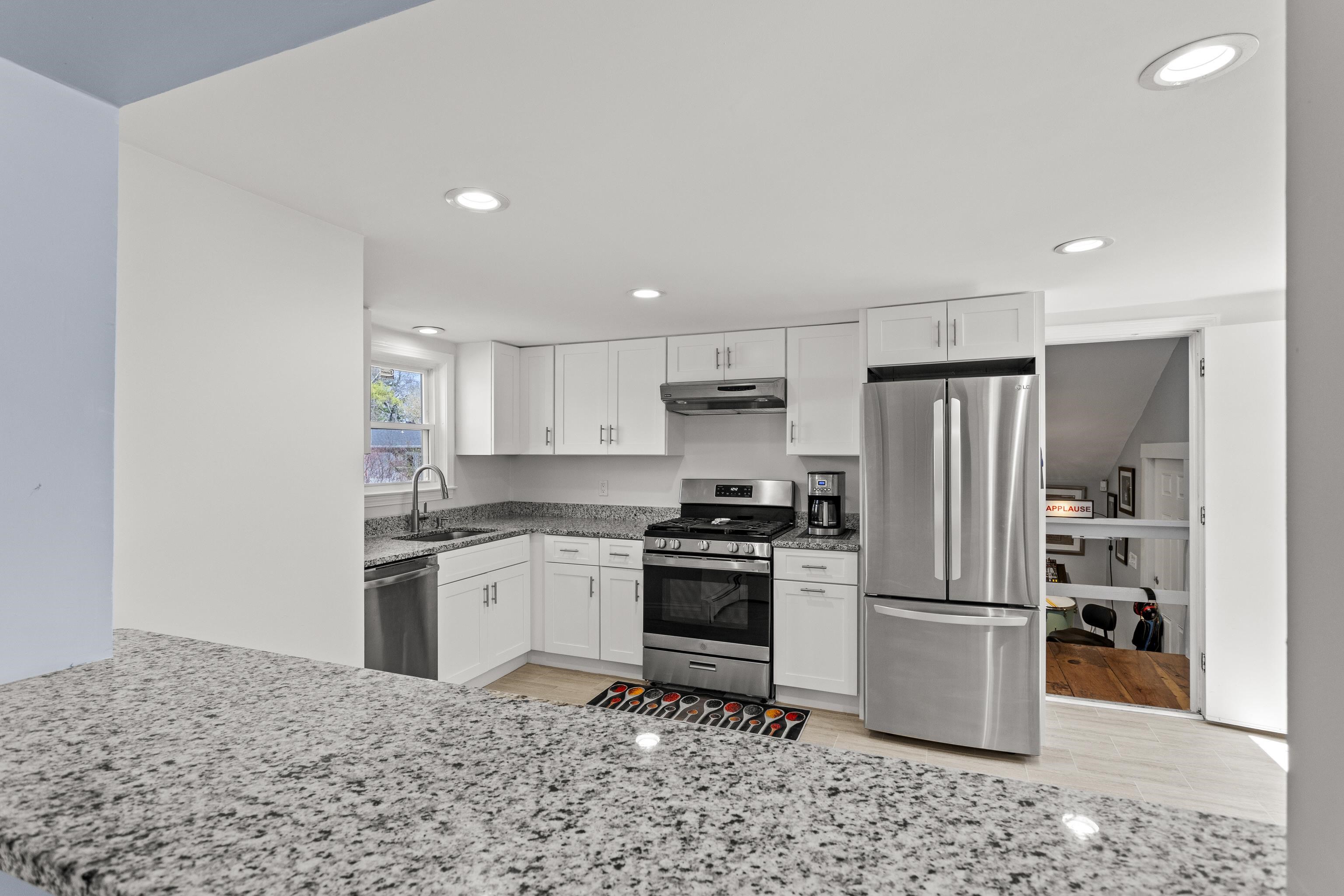 71 Franklin St, Derry, NH 03038