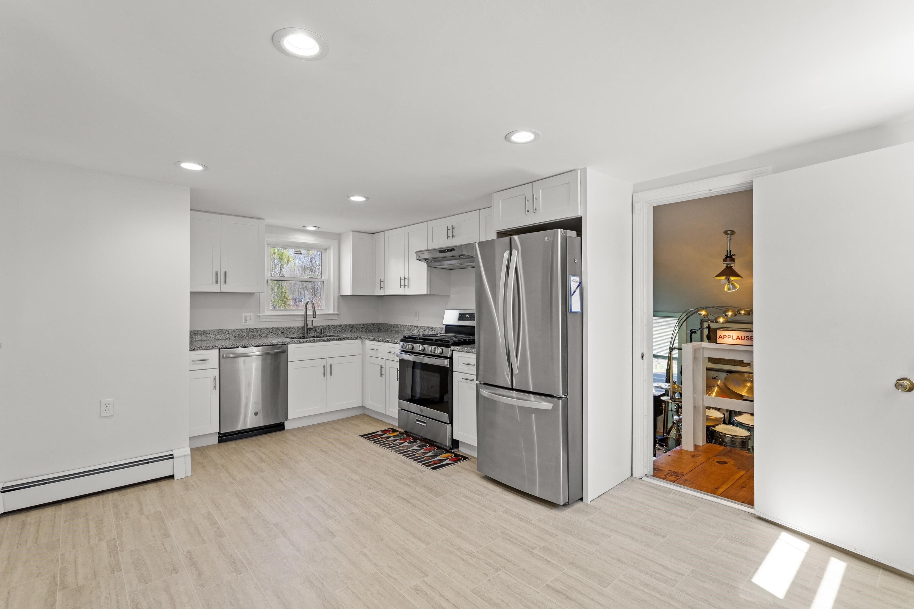71 Franklin St, Derry, NH 03038