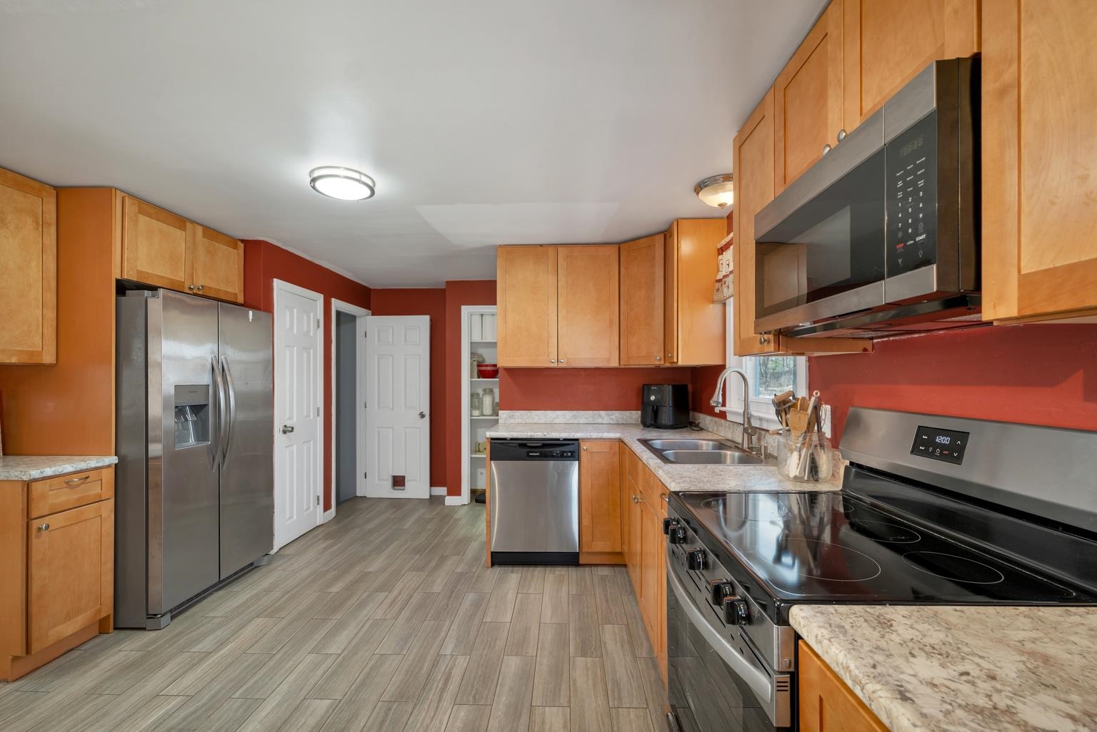 52 Boulder Dr, Londonderry, NH 03053