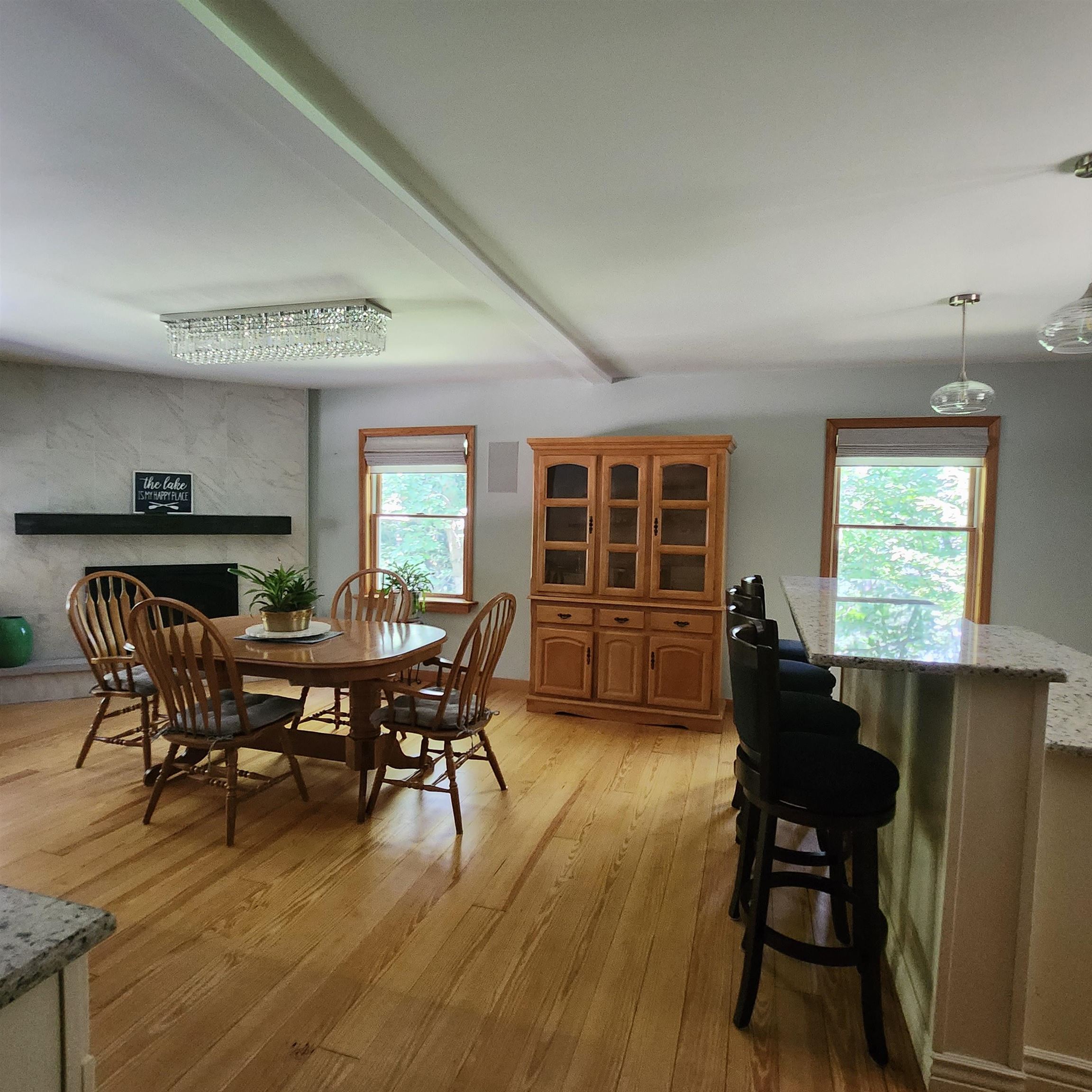 dining & bar seating