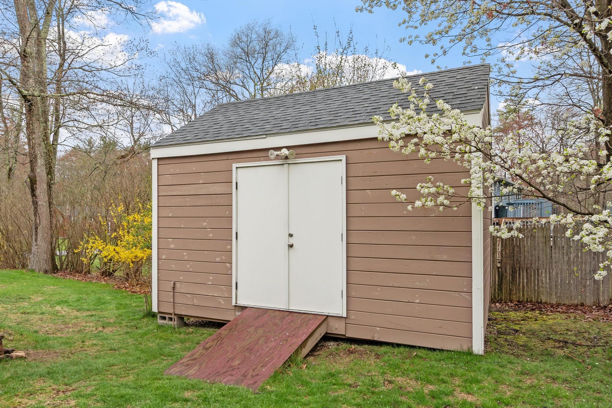 3 Westgate Rd, Derry, NH 03038