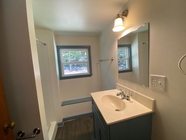 Bath with shower 25149081