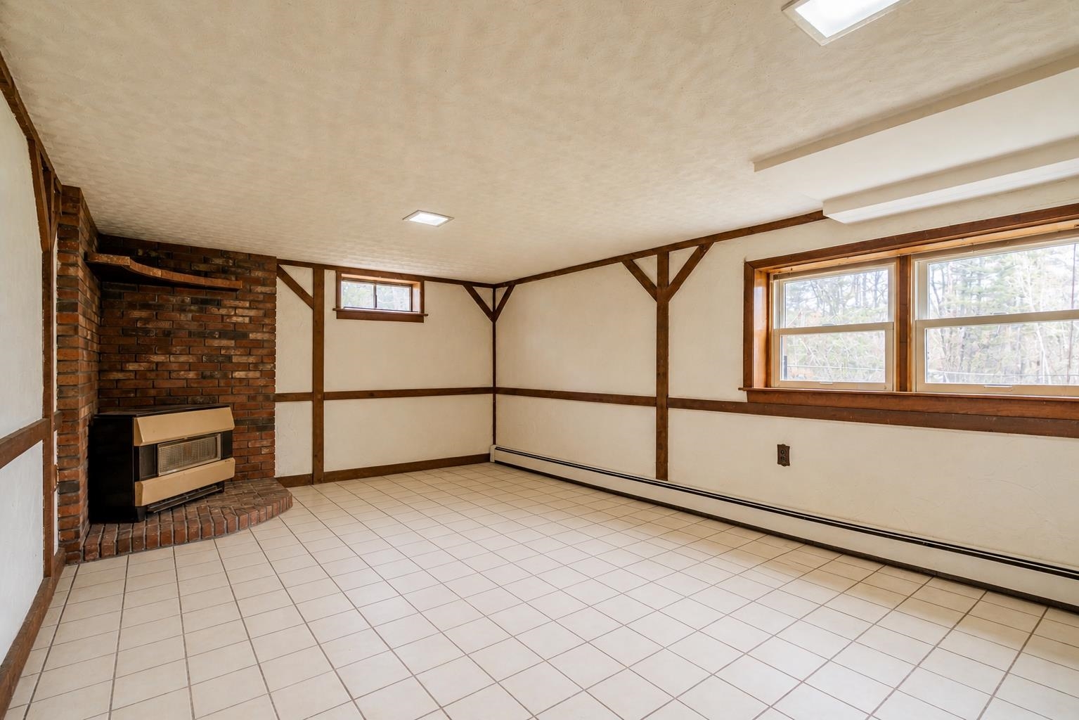 19 Dutton Rd, Pelham, NH 03076