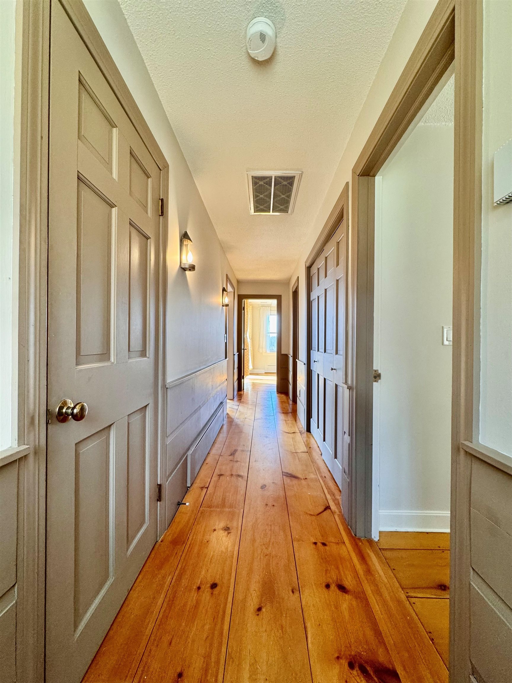 Main Hallway 25163692