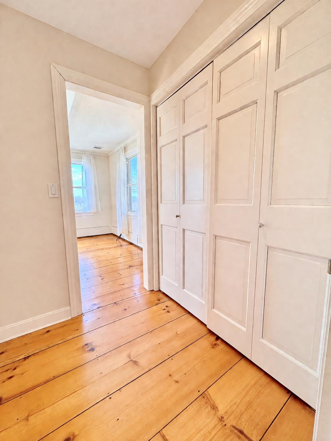 Walk-Through Closet 25158929