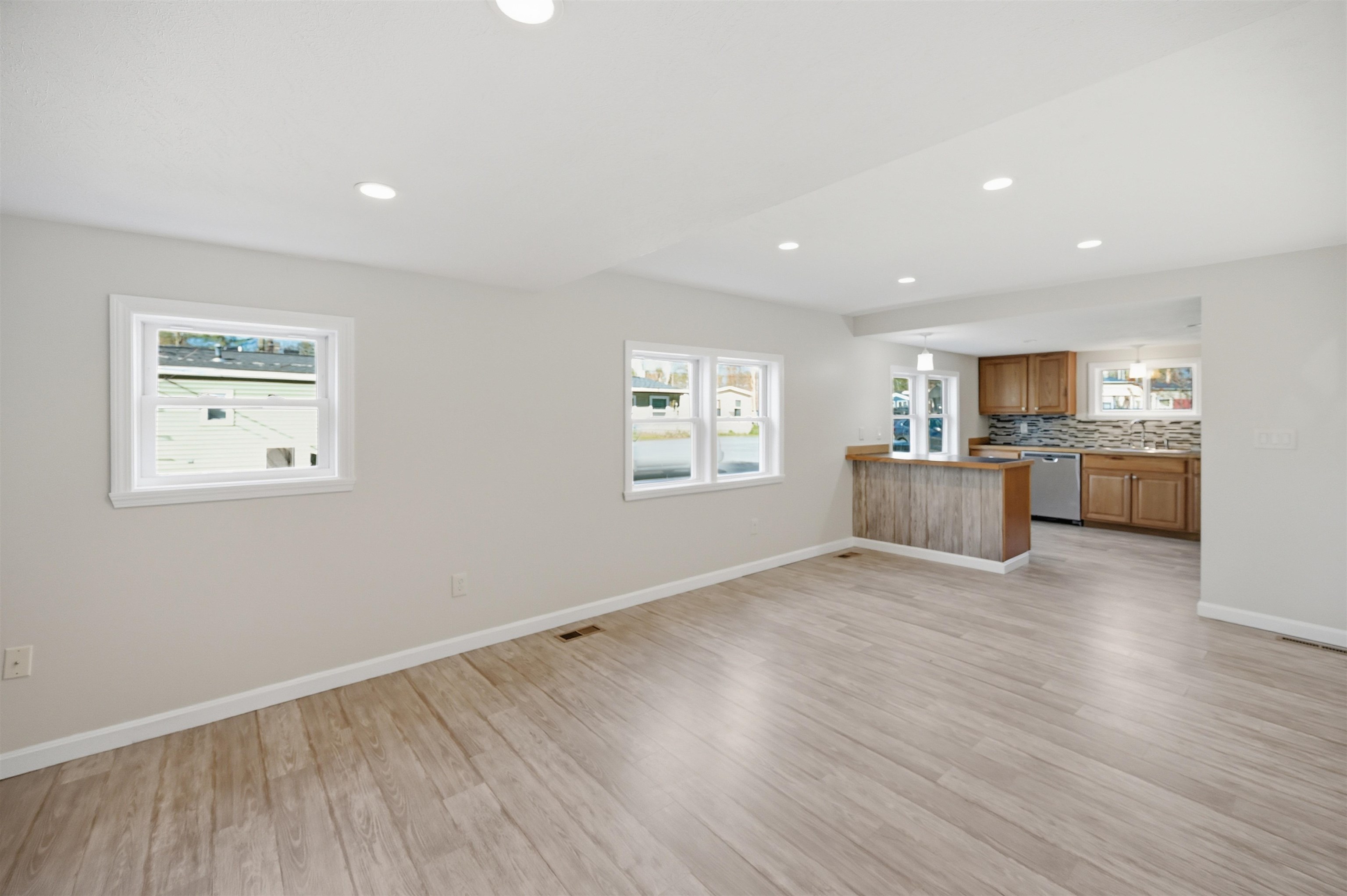 31 Page Rd, Litchfield, NH 03052