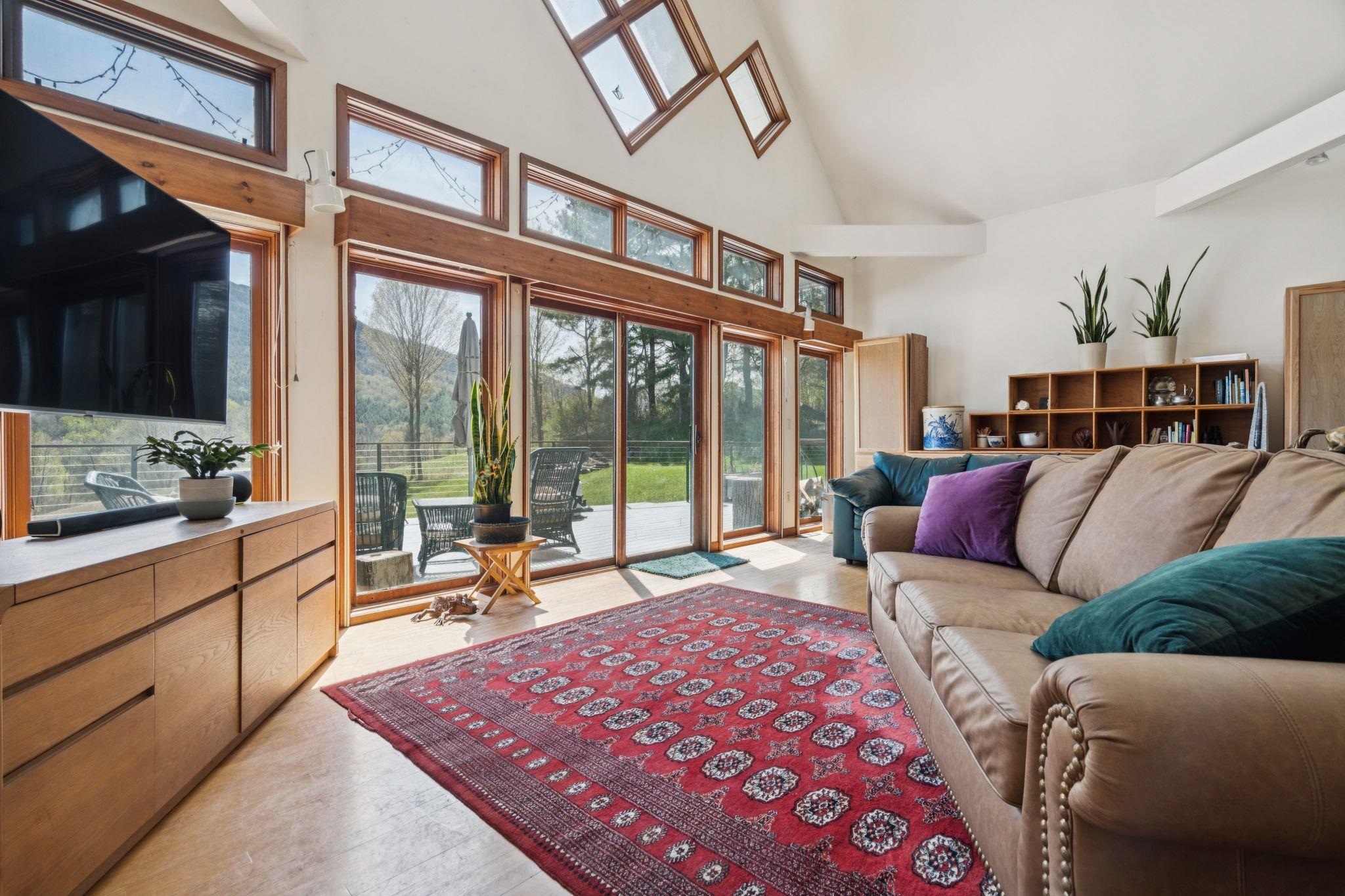 Living room to the deck 25161398