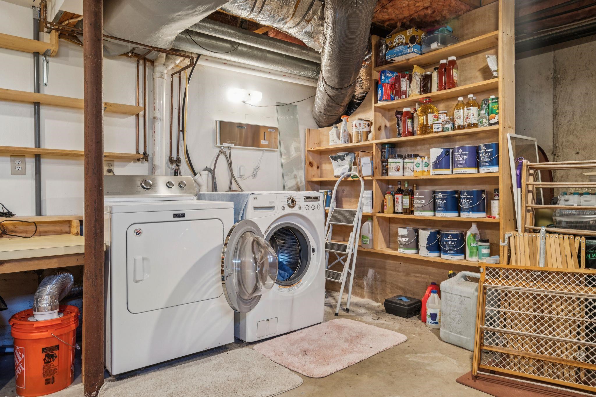 Laundry area 25161413