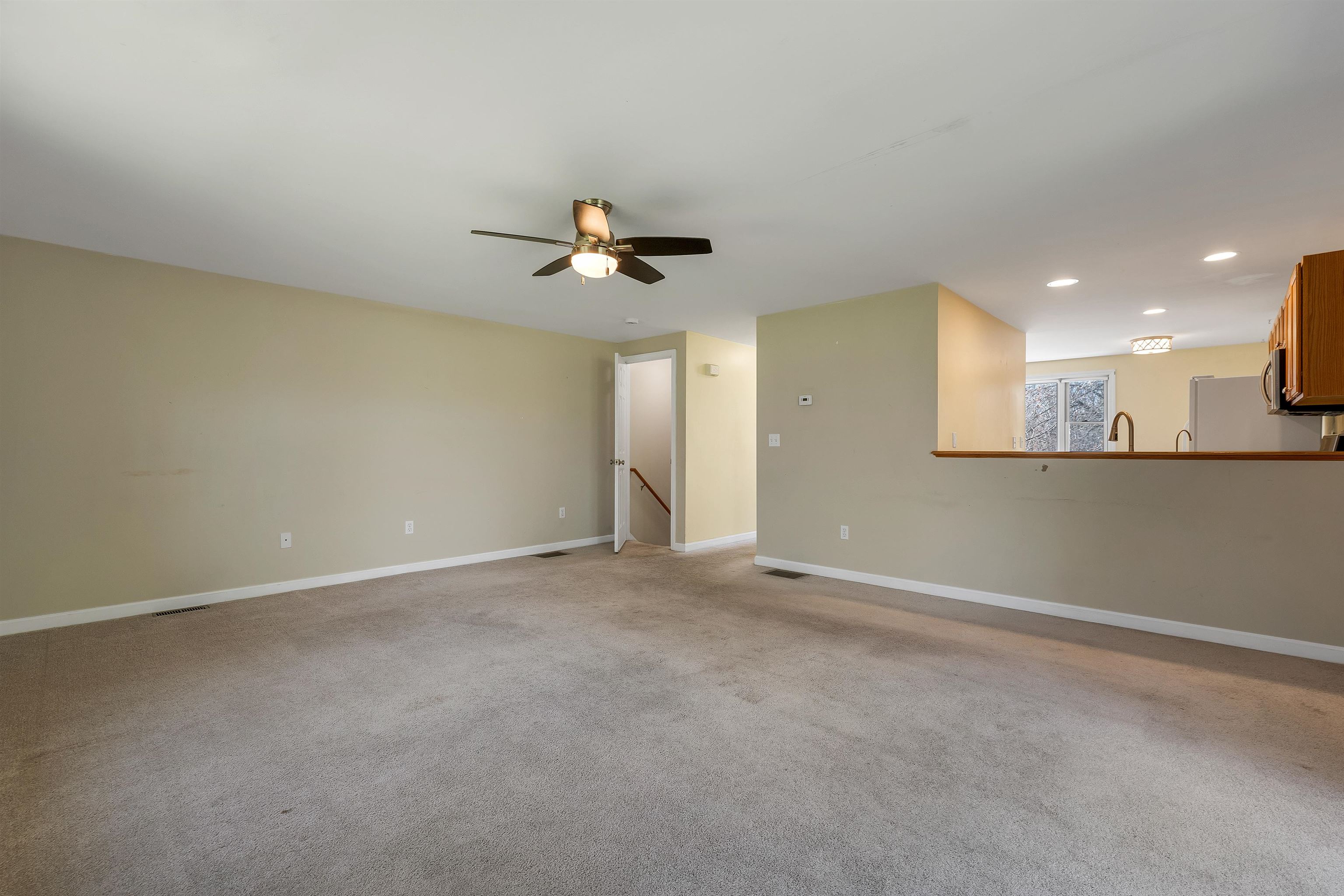 422 Ledgeview Dr, Rochester, NH 03867