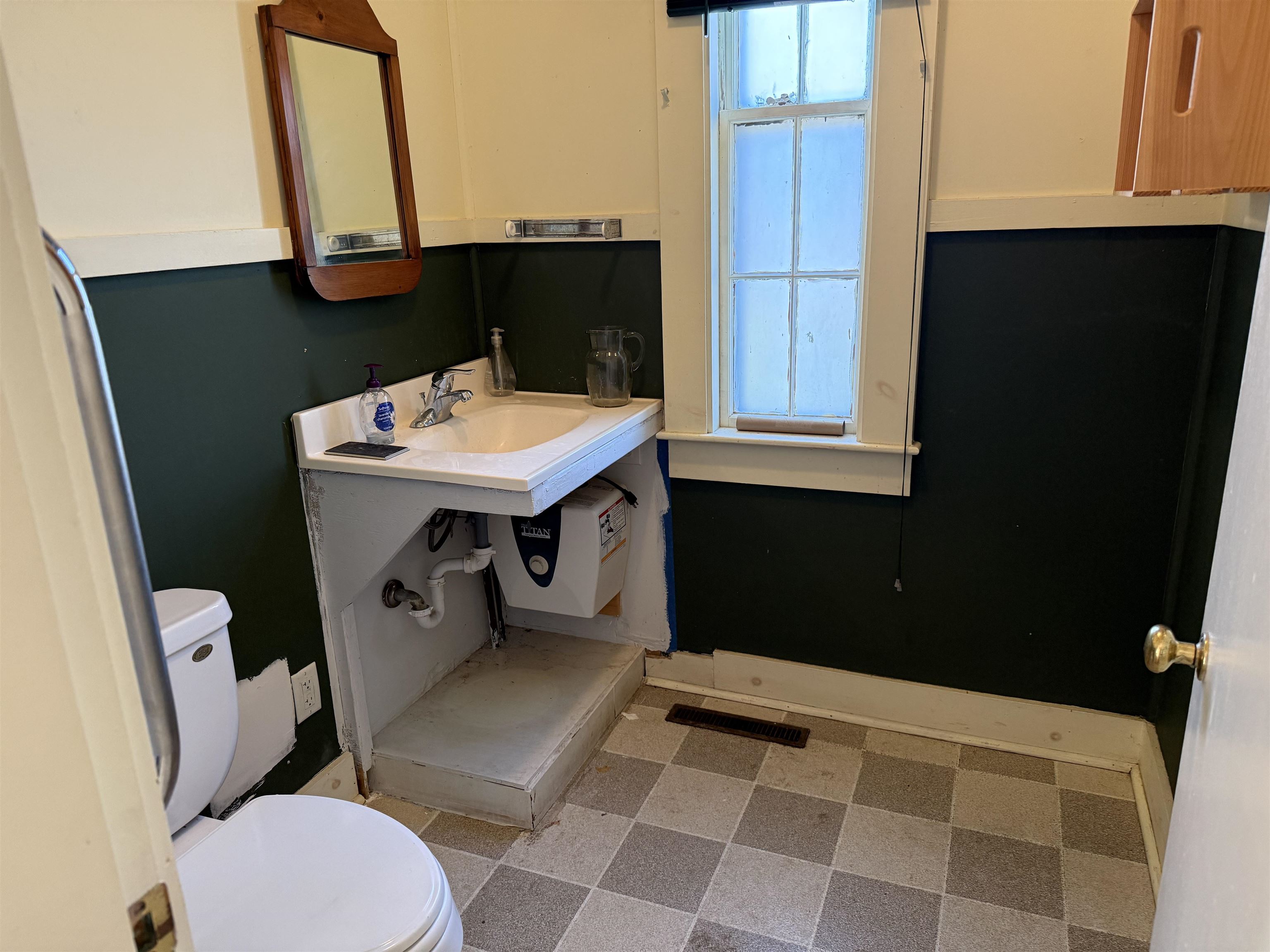 88 Franklin St, Franklin, NH 03235