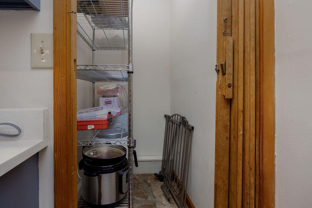 Pantry in Kitchen 25151802