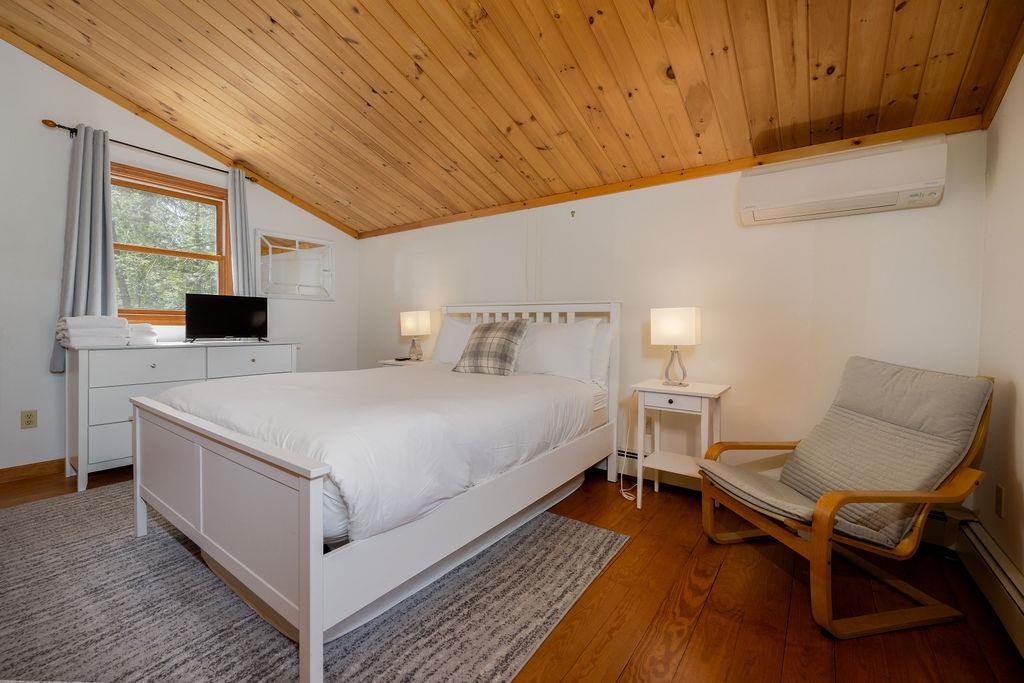 Third Bedroom on second floor 25151809