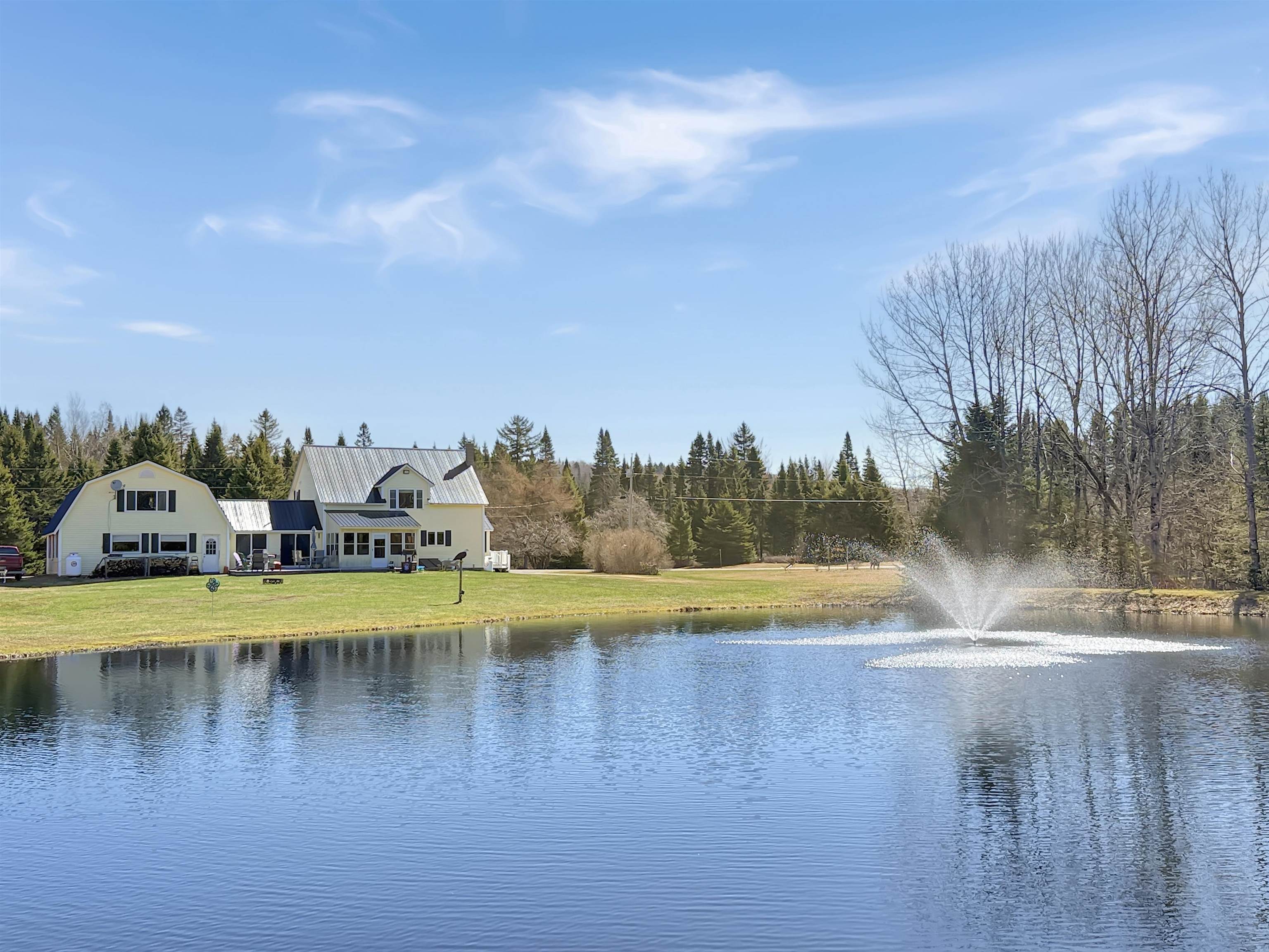 61 Old Country Ln, Pittsburg, NH 03592