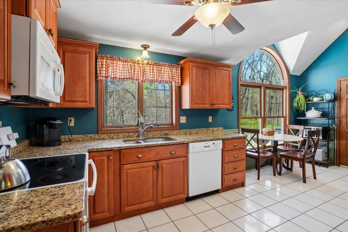 112 Hardy Rd, Londonderry, NH 03053