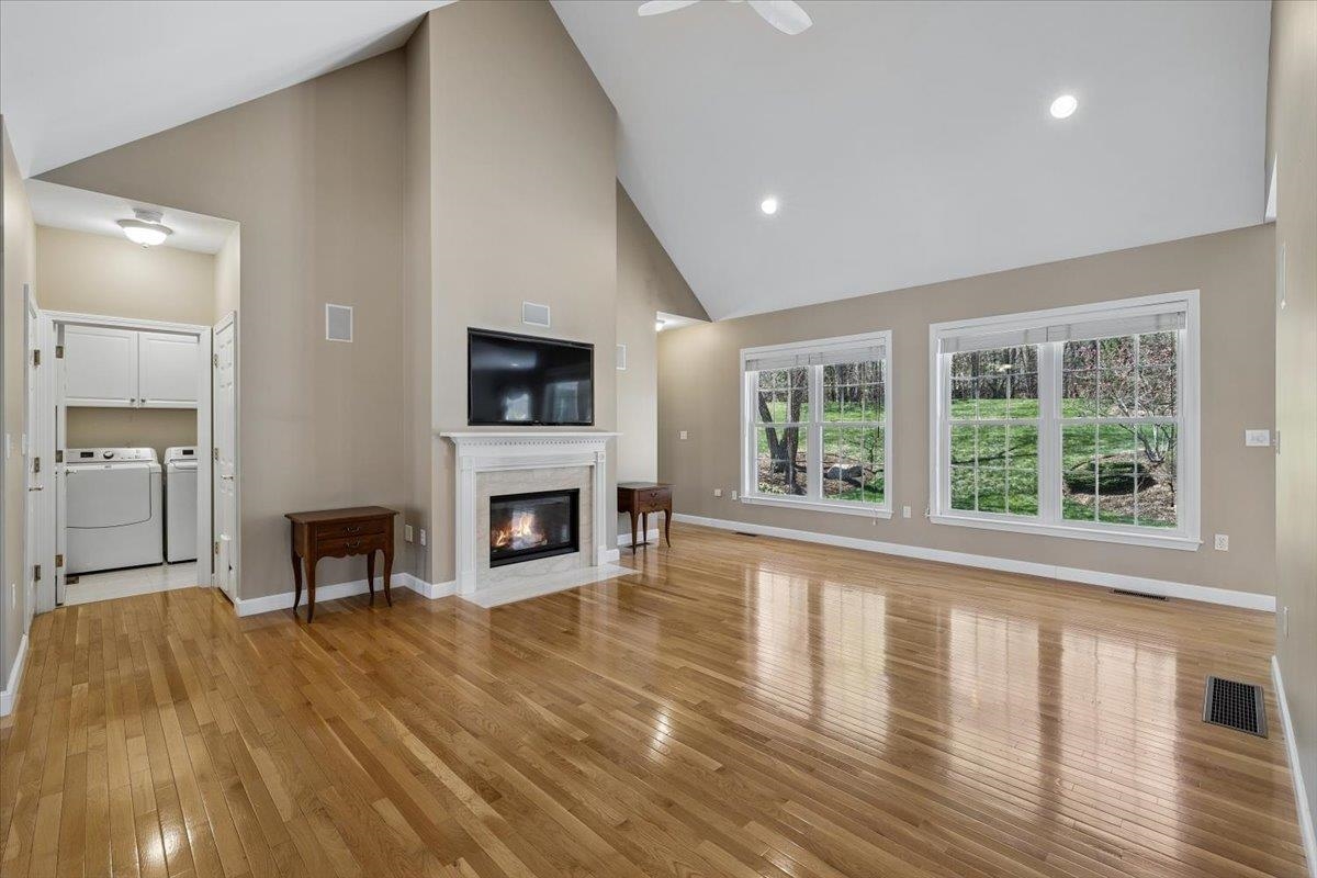 32 White Pine Ln, Manchester, NH 03102