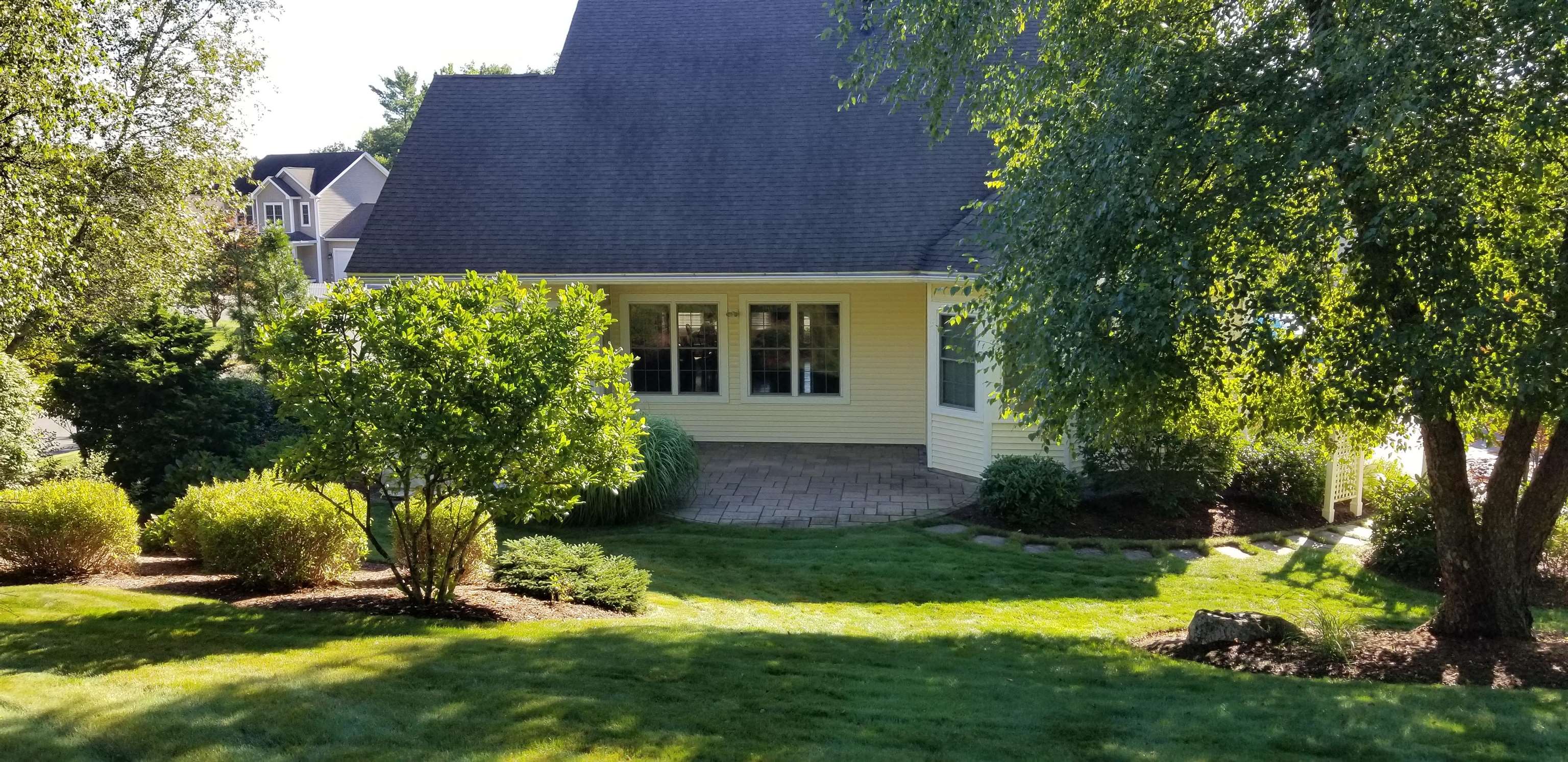 32 White Pine Ln, Manchester, NH 03102