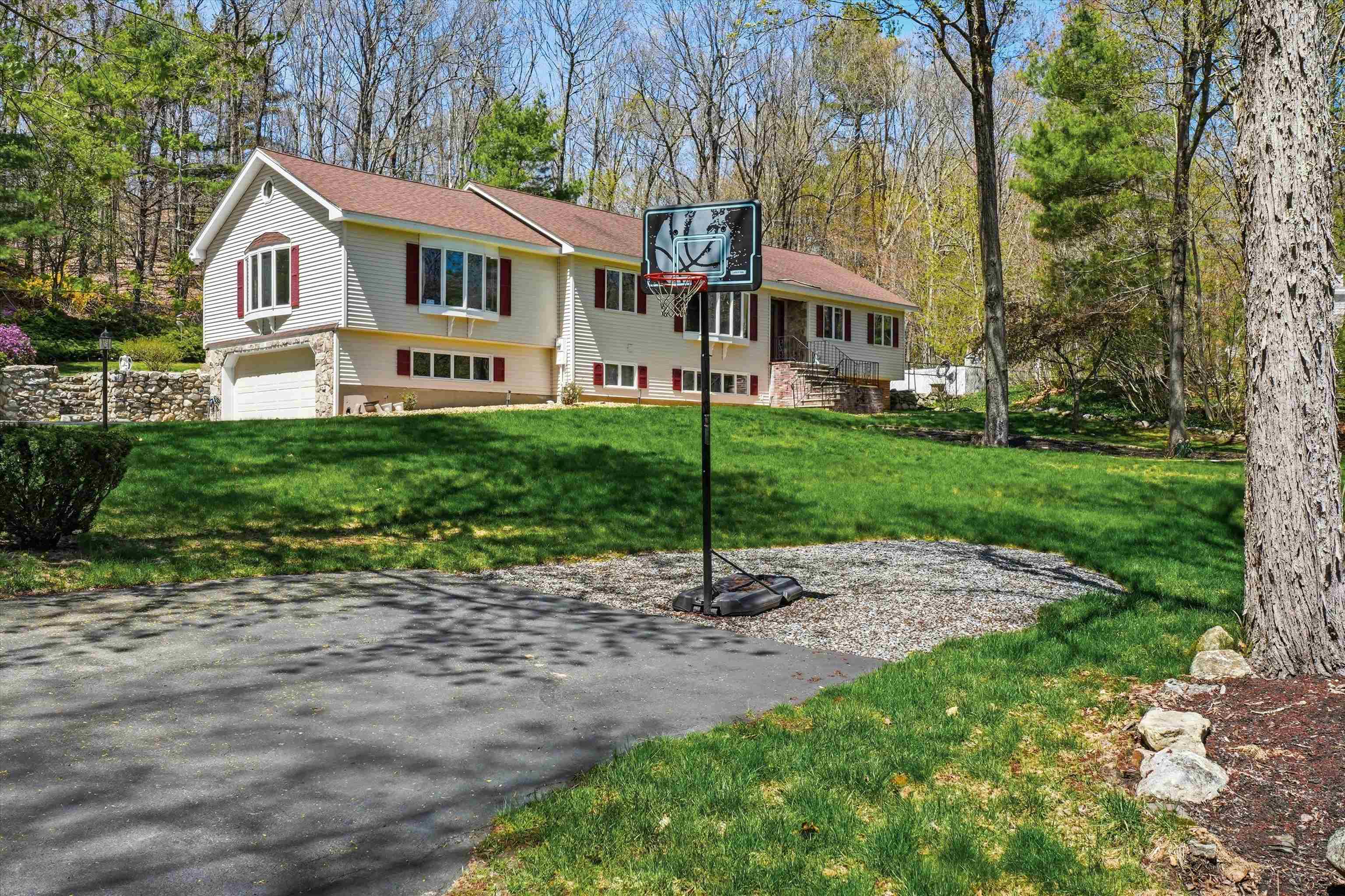 11 Oriole Rd, Windham, NH 03087