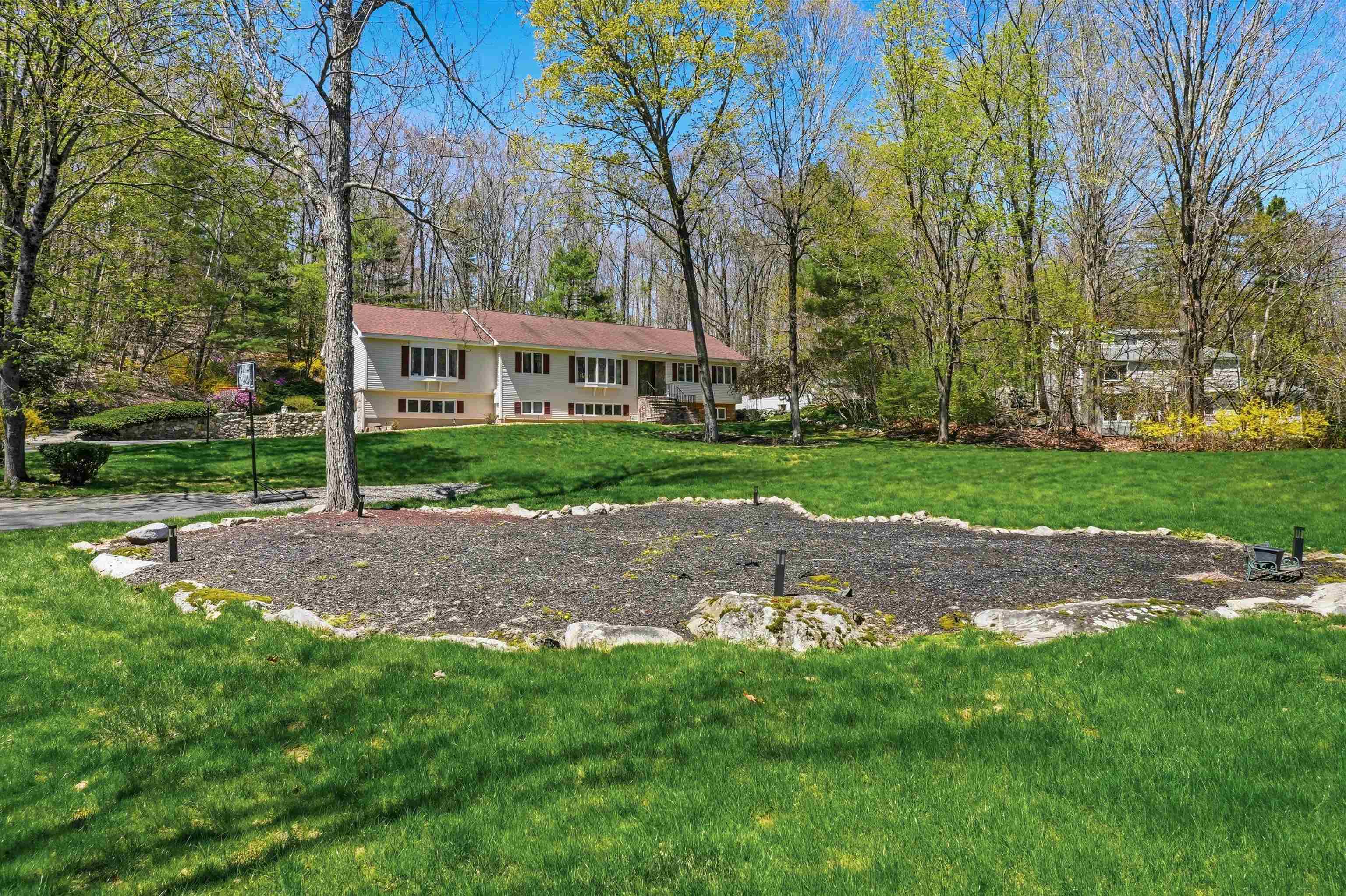 11 Oriole Rd, Windham, NH 03087