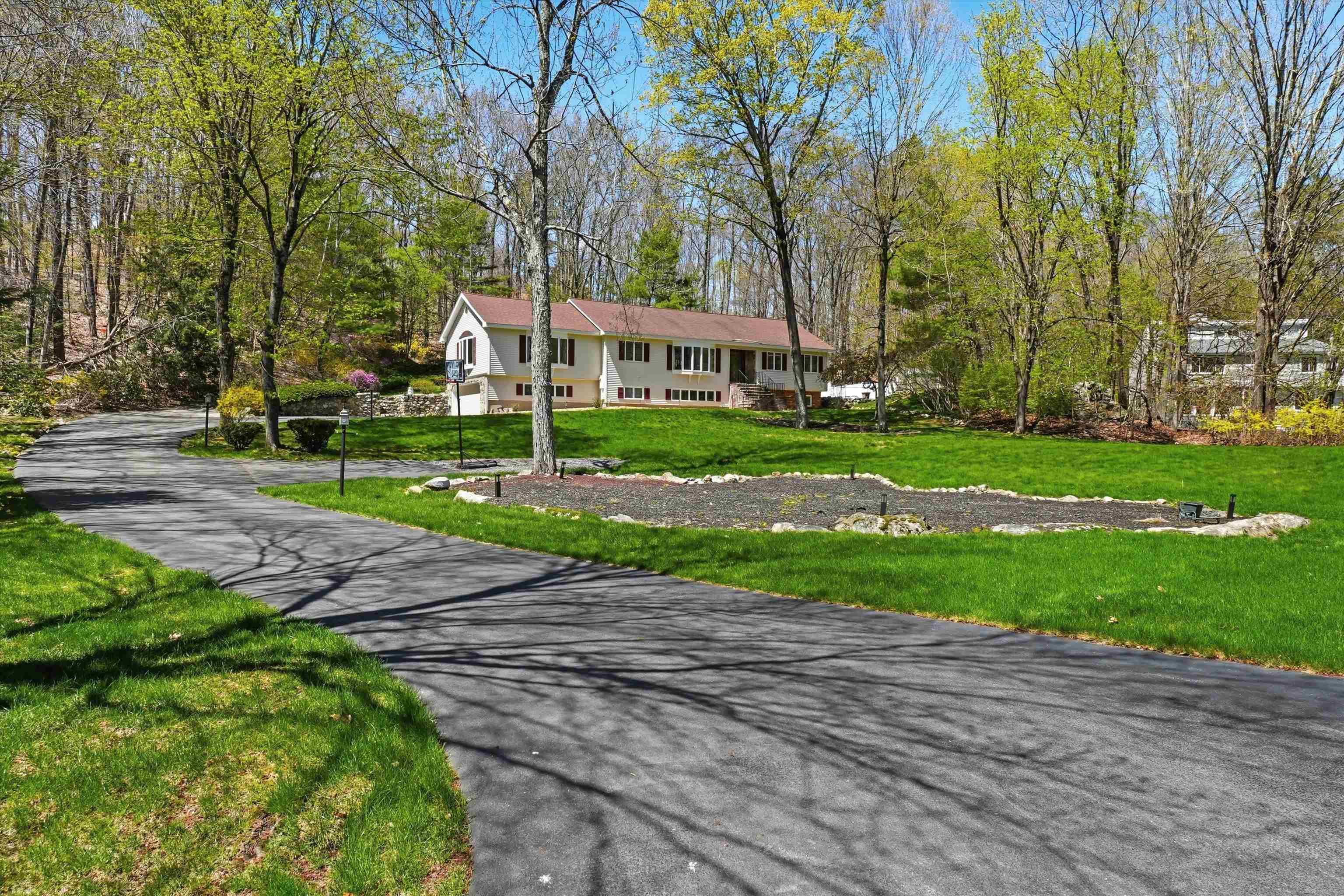 11 Oriole Rd, Windham, NH 03087