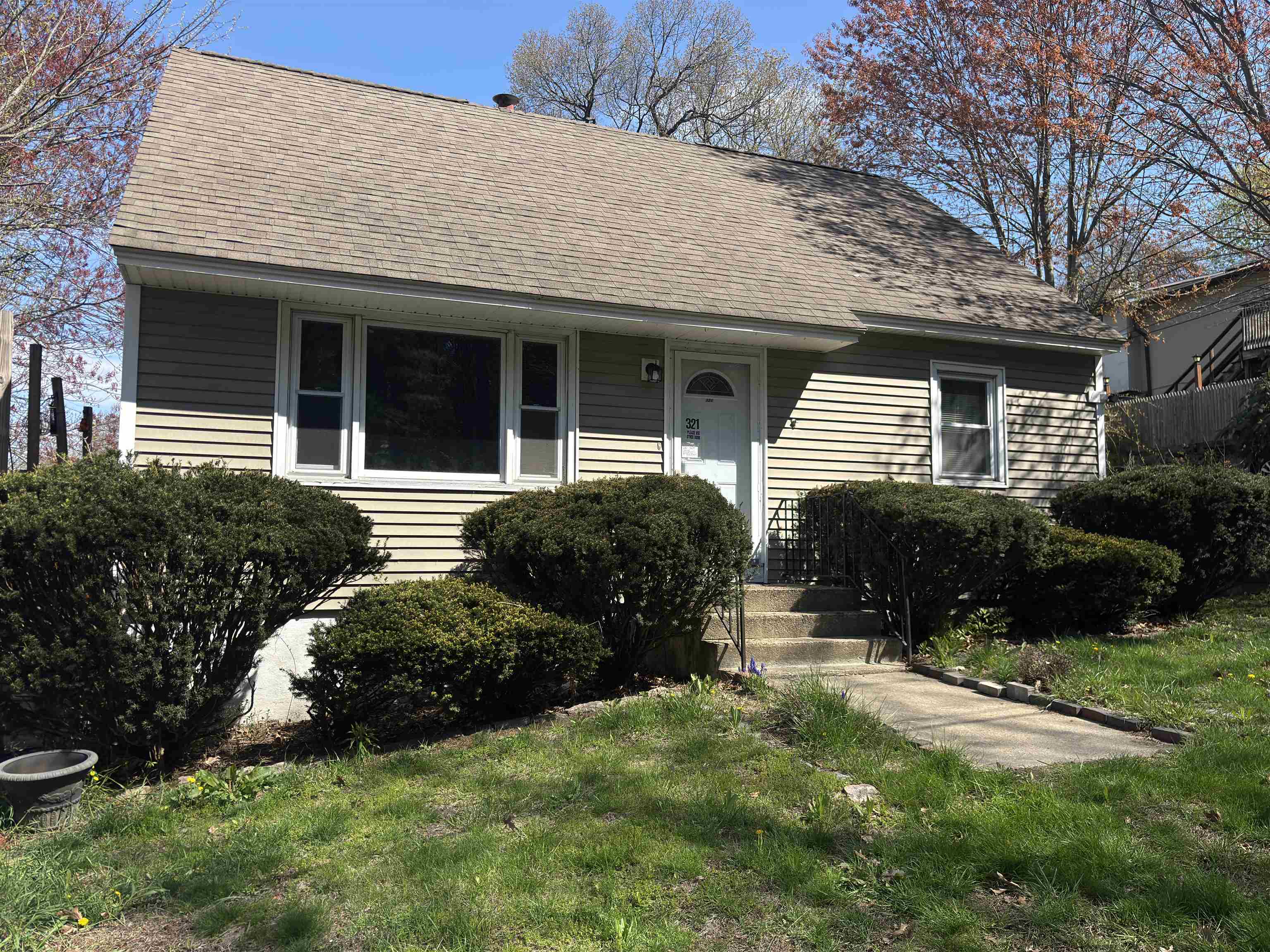 321 W Mitchell St, Manchester, NH 03103
