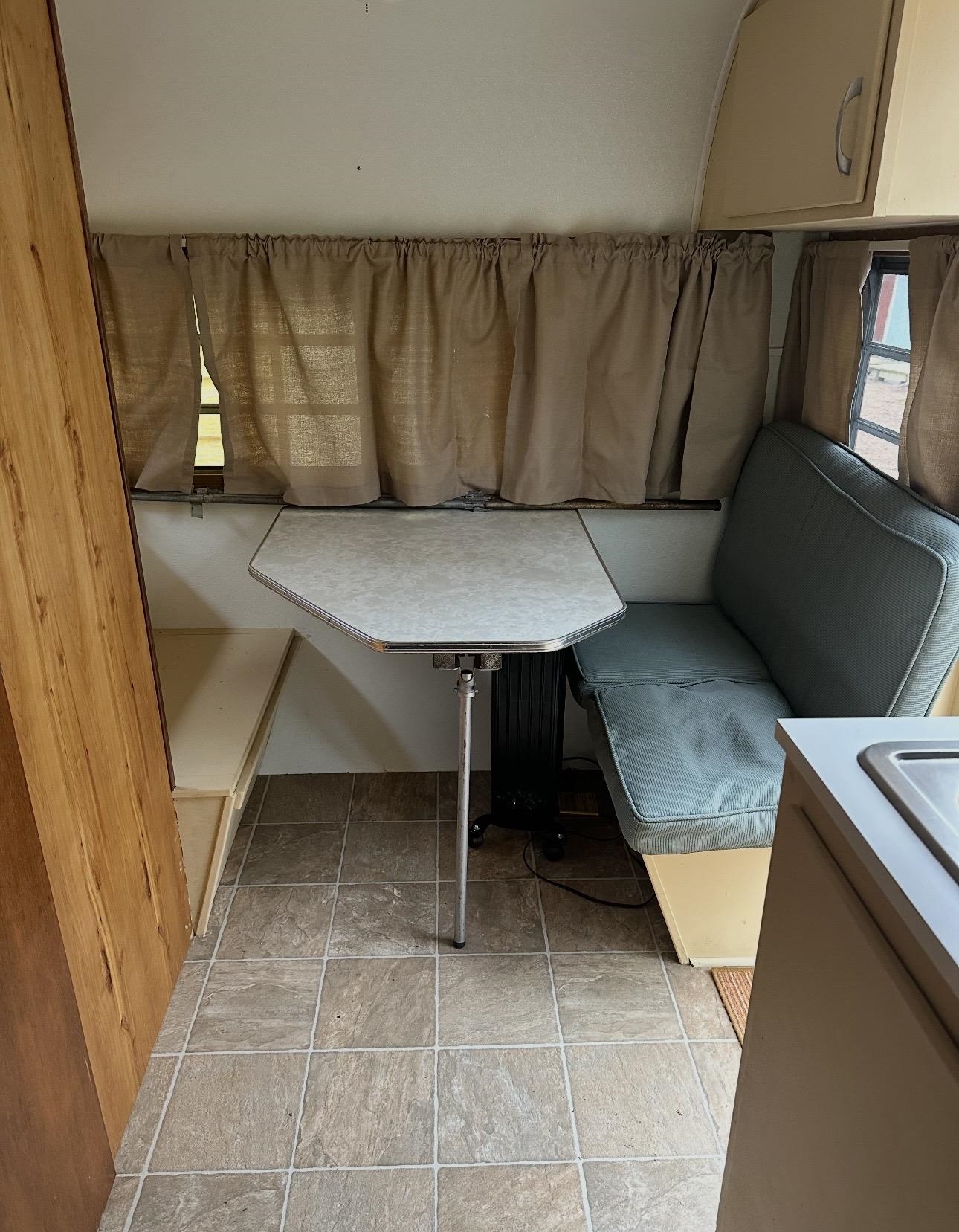 table inside trailer 25171928