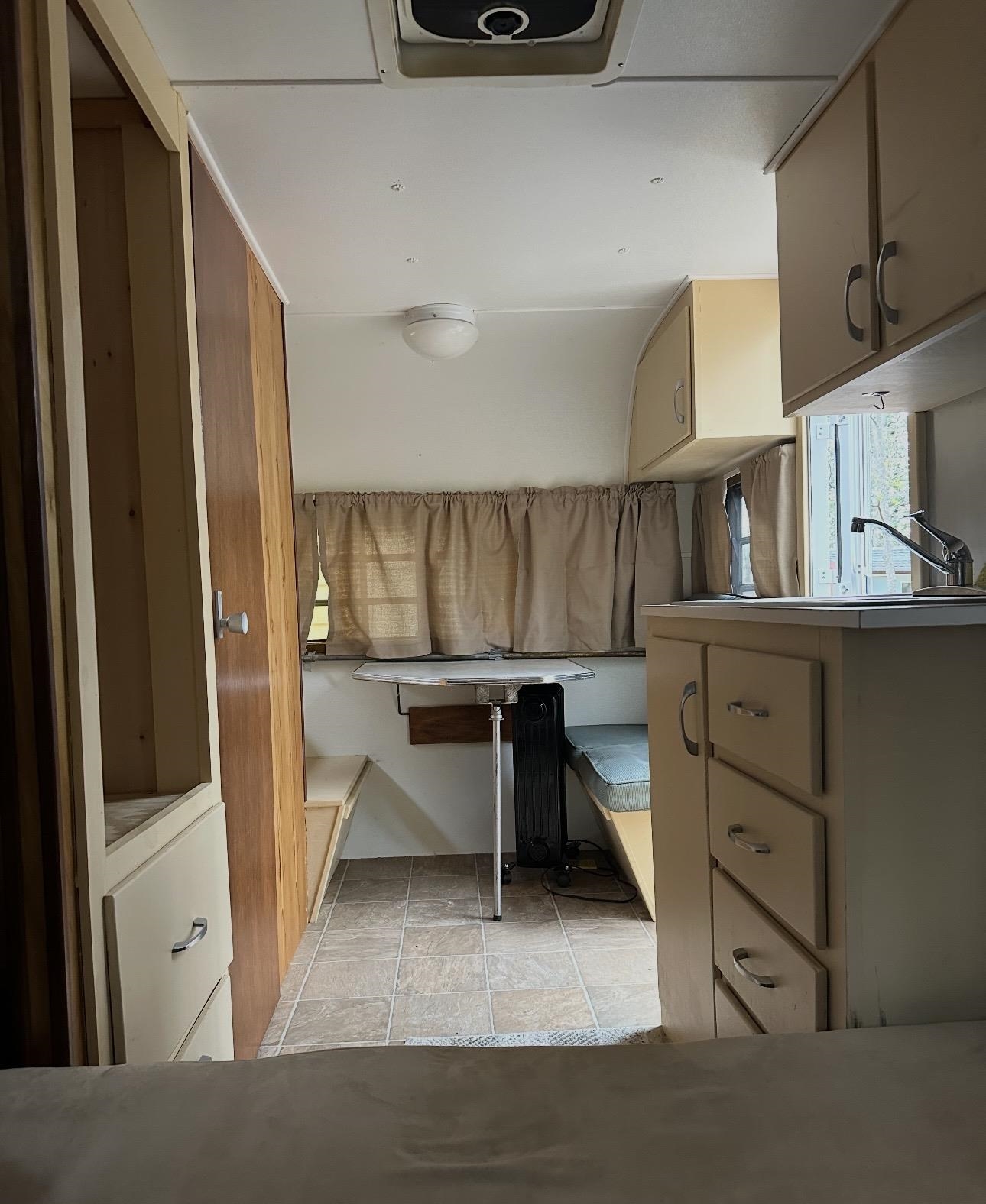 inside view of trailer 25171932