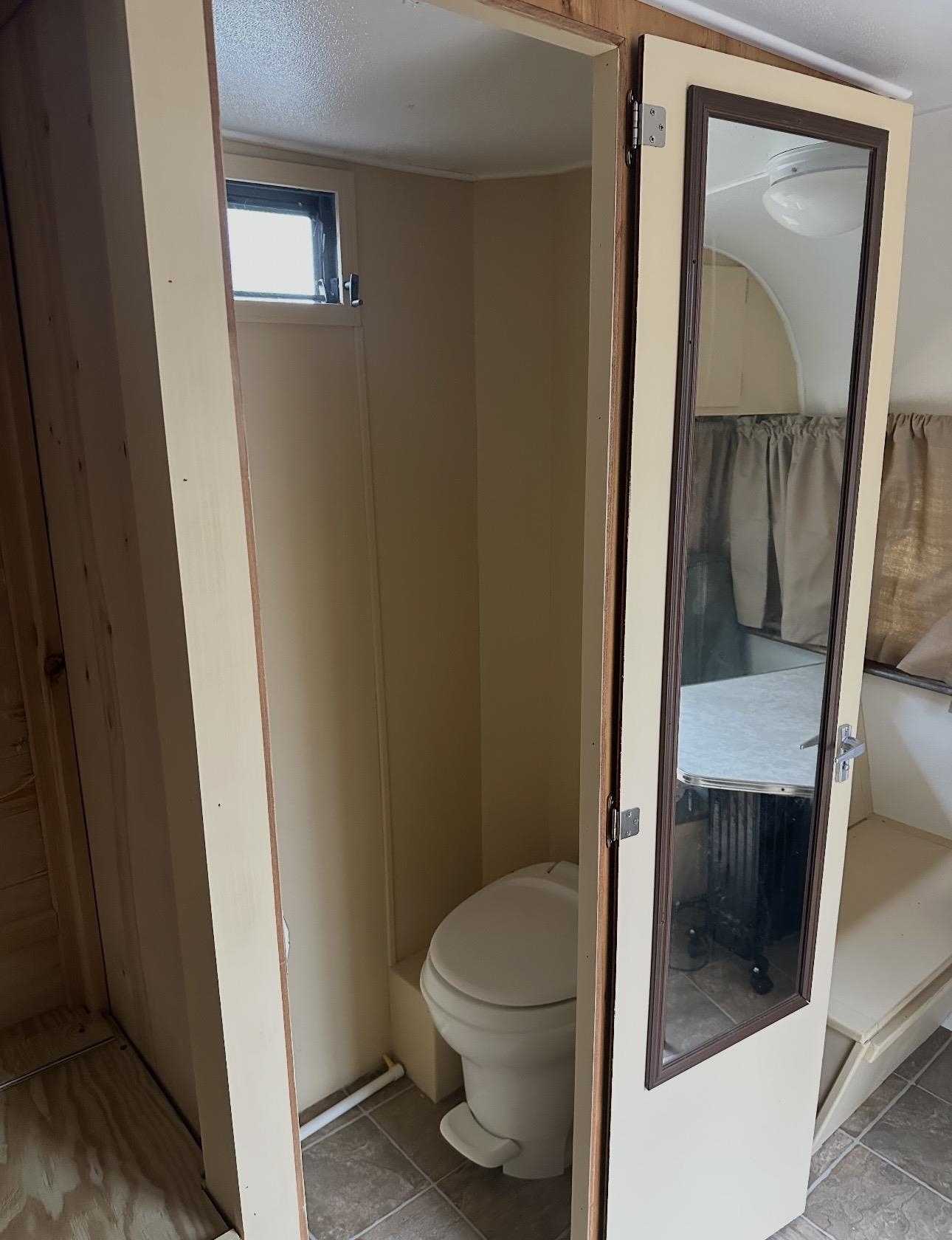 toilet room in trailer 25172562